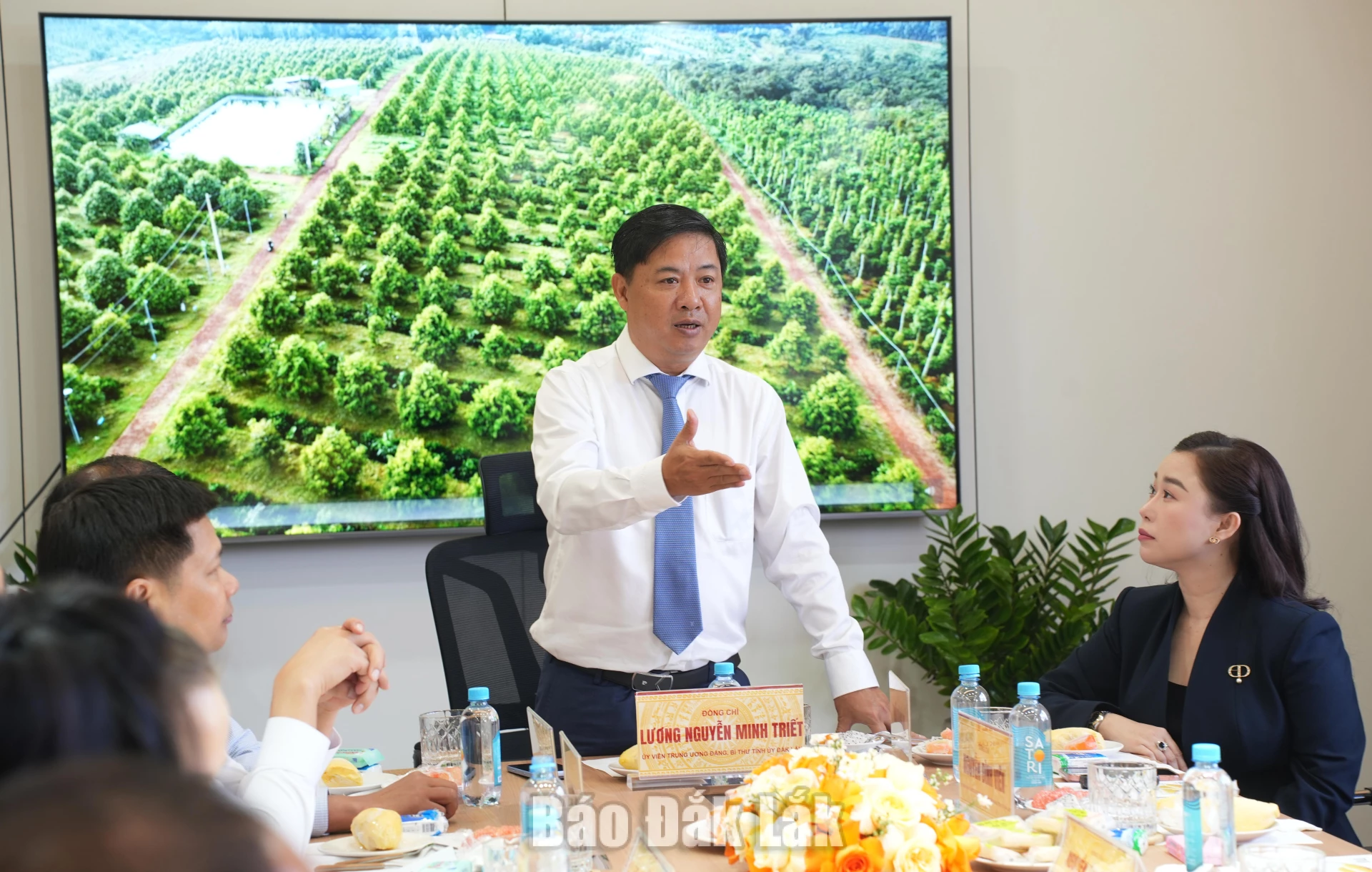 Bí thư Tỉnh ủy Lương Nguyễn Minh Triết chúc mừng kết quả sản xuất, kinh doanh của các doanh nghiệp.