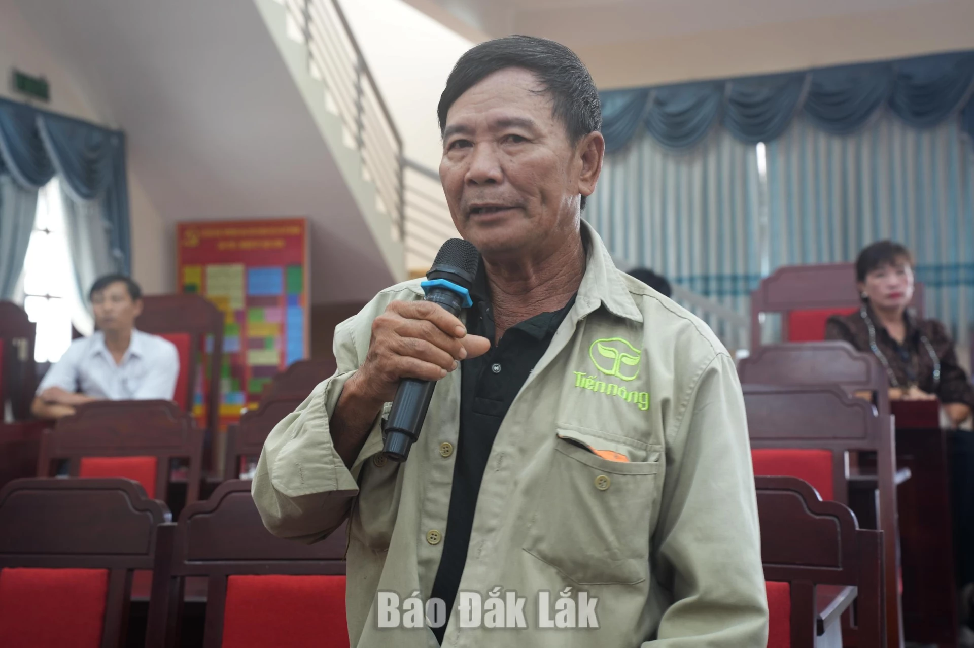 Cử tri xã M’Đrắk kiến nghị tại hội nghị.