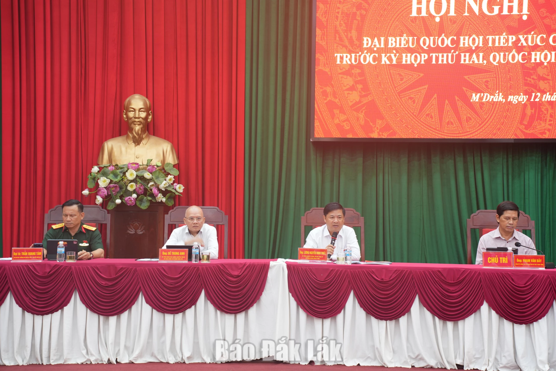 Đồng chí Lương Nguyễn Minh Triết, Ủy viên Trung ương Đảng, Bí thư Tỉnh ủy, Trưởng Đoàn ĐBQH tỉnh và các ĐBQH thuộc Đơn vị bầu cử số 2 chủ trì hội nghị.