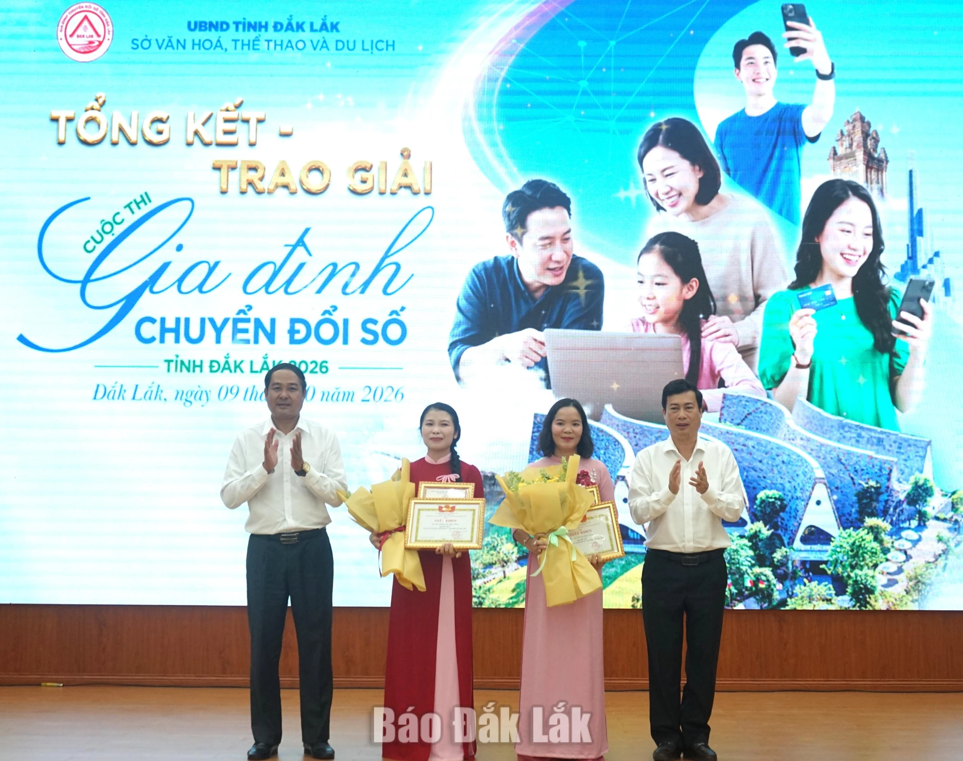 Đại diện lãnh đạo UBND tỉnh cùng Sở VHTT&DL trao giải Nhất cho các tác giả