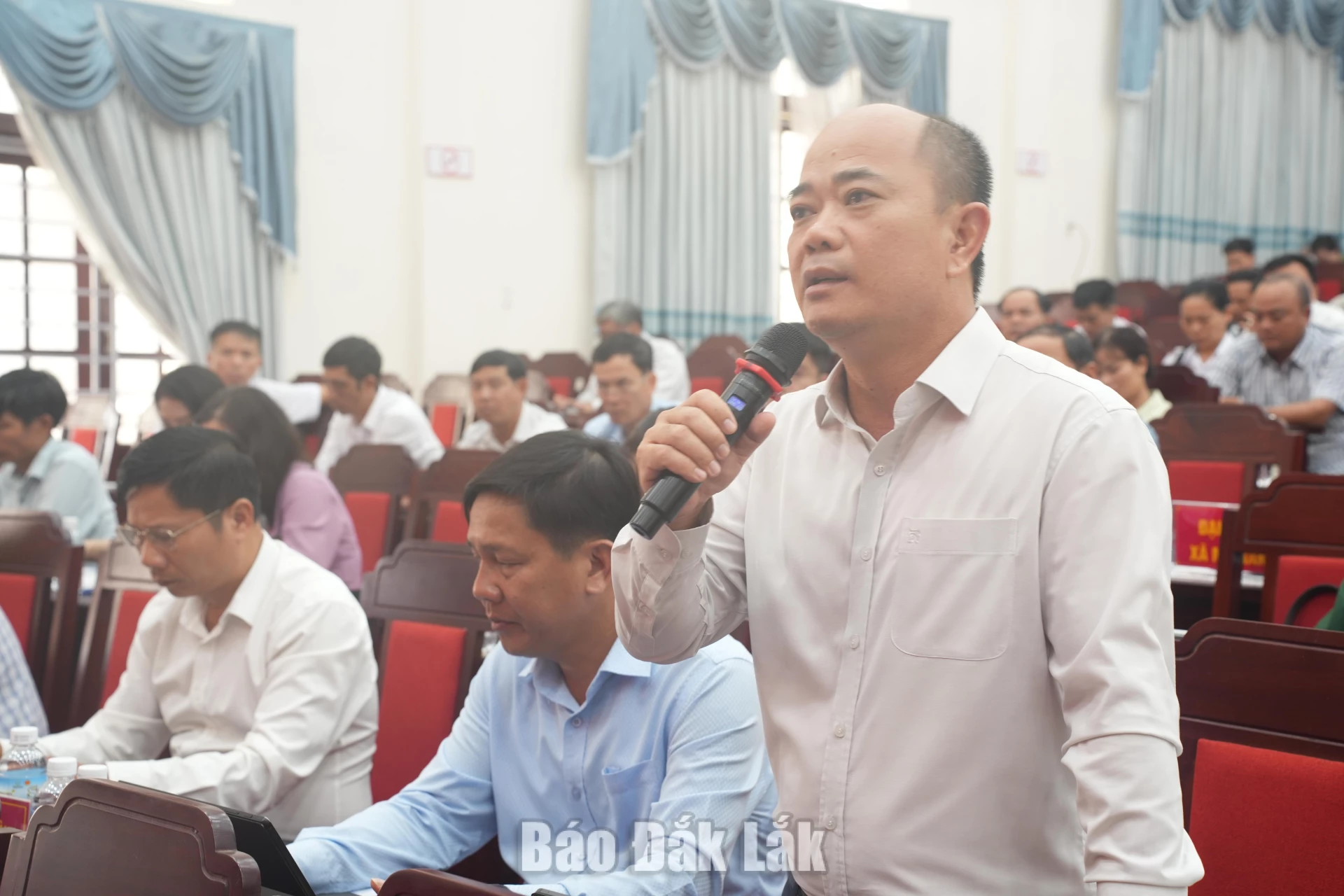 Bí thư Đảng ủy, Chủ tịch HĐND xã M’Đrắk Trần Hồng Vinh phát biểu tại hội nghị.