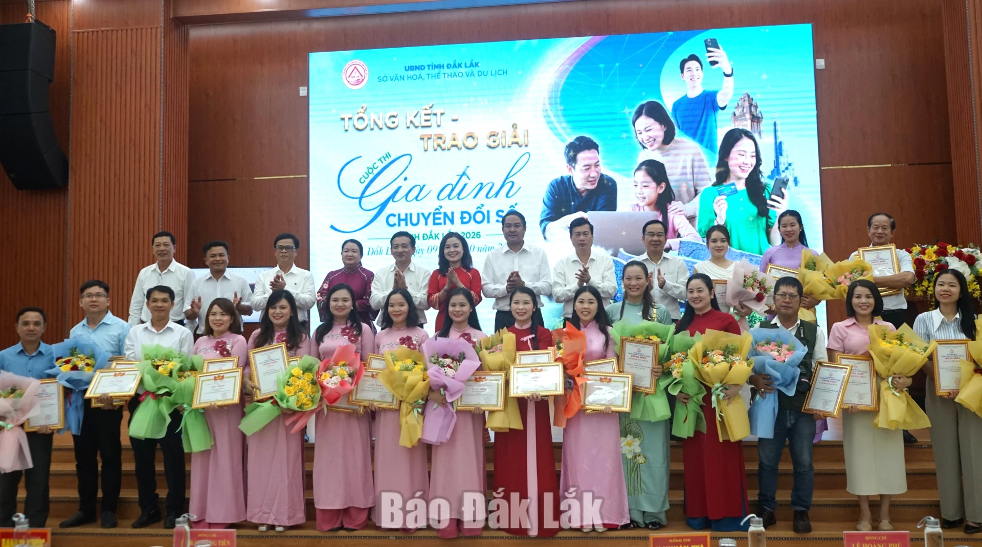 Các tác giả đạt giải chụp hình lưu niệm cùng đại biểu và Ban tổ chức cuộc thi