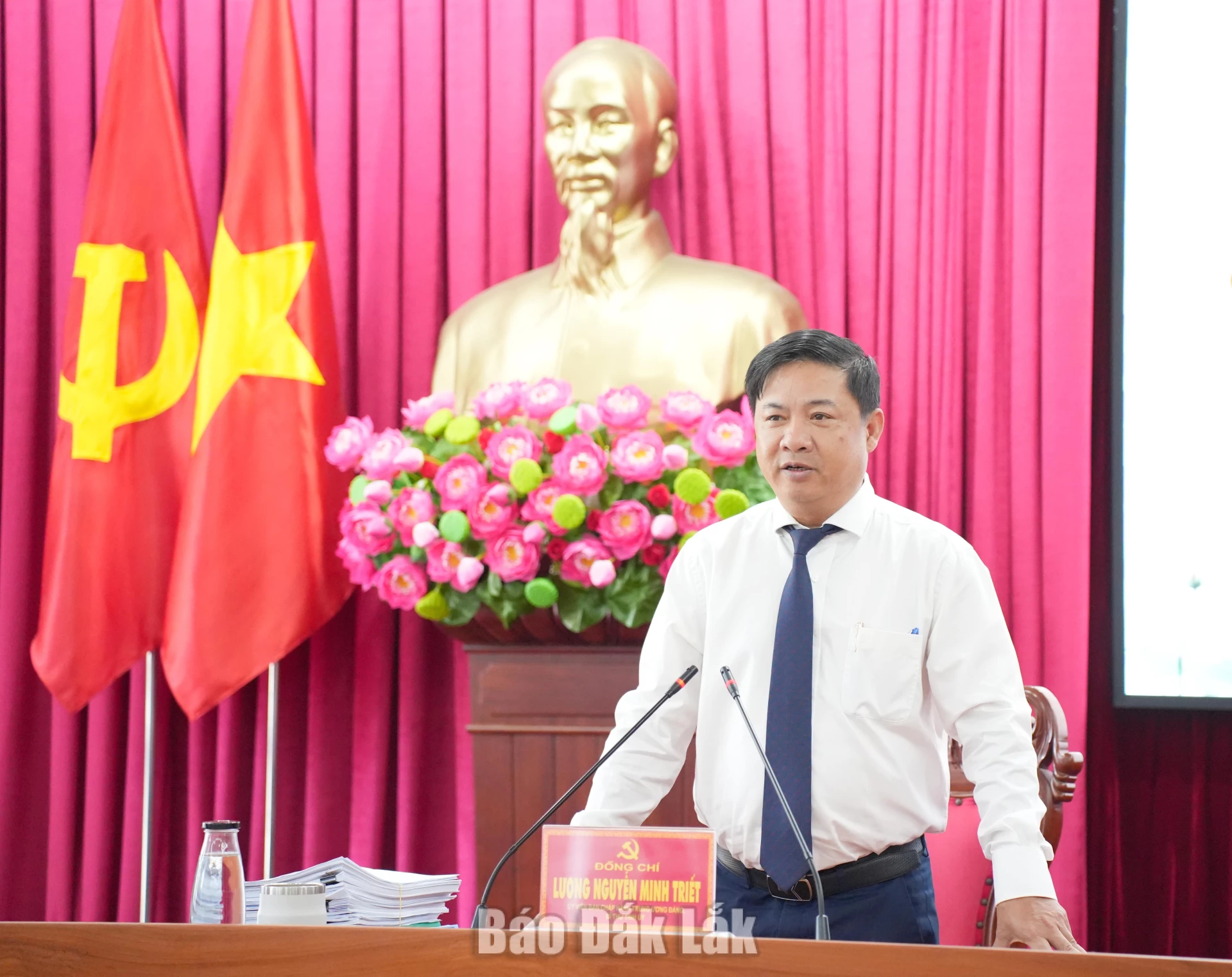 Đồng chí Lương Nguyễn Minh Triết, Ủy viên Trung ương Đảng, Bí thư Tỉnh ủy, Trưởng Đoàn ĐBQH tỉnh phát biểu tại hội nghị.