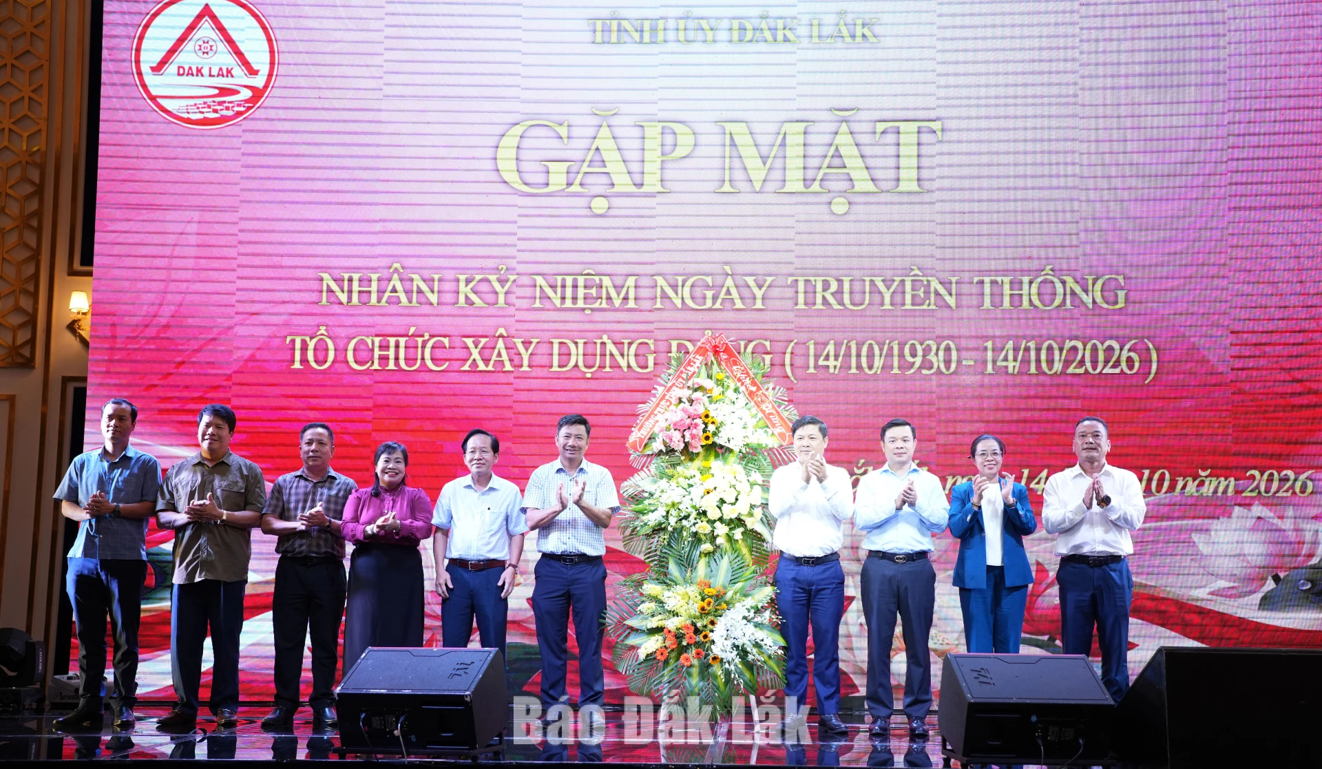 Thường trực Tỉnh ủy tặng hoa chúc mừng Ban Tổ chức Tỉnh ủy nhân nhân dịp kỷ niệm 96 năm ngày truyền thống ngành Tổ chức xây dựng Đảng.