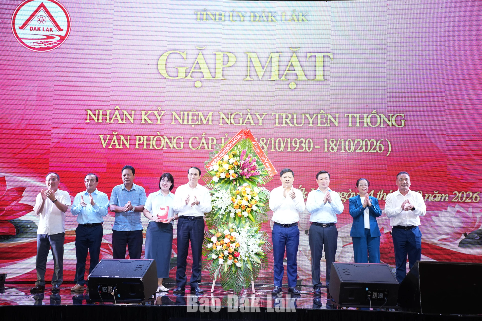 Thường trực Tỉnh ủy tặng hoa chúc mừng Văn phòng Tỉnh ủy nhân dịp kỷ niệm 96 năm ngày truyền thống ngành Văn phòng cấp ủy.