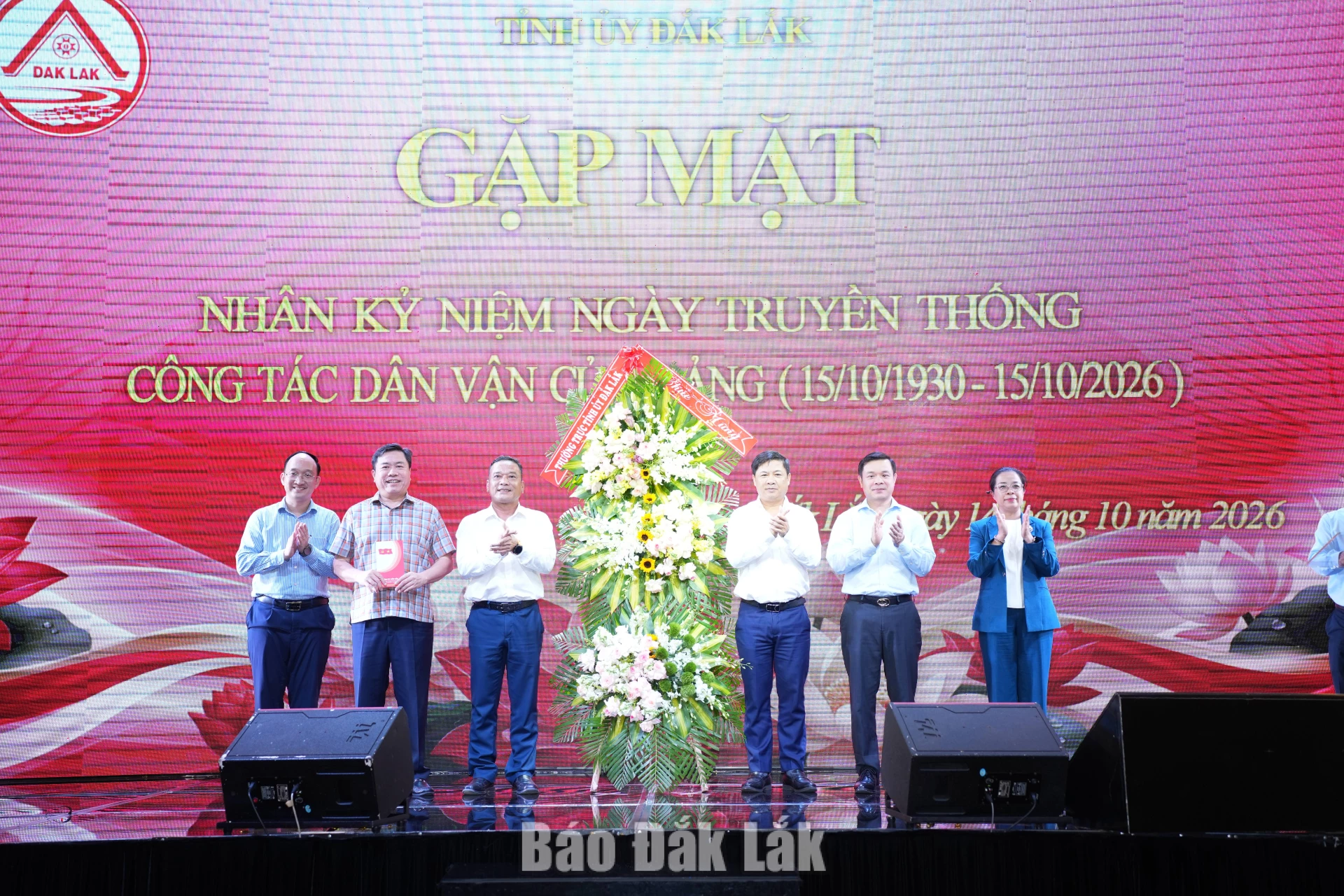 Thường trực Tỉnh ủy tặng hoa chúc mừng Đảng ủy Mặt trận Tổ quốc, đoàn thể nhân dịp kỷ niệm 96 năm ngày truyền thống ngành Dân vận của Đảng.