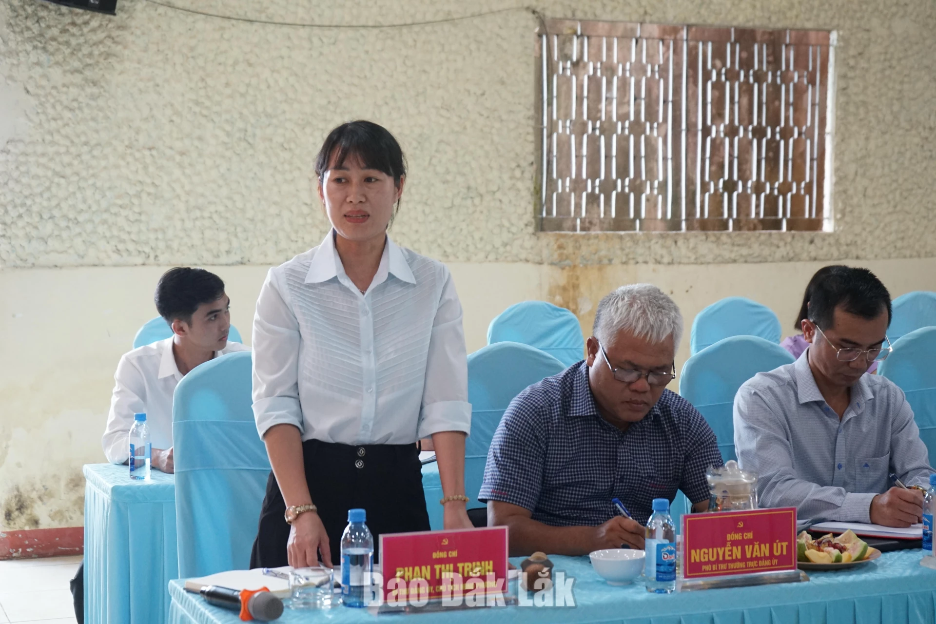 Bí thư Đảng ủy, Chủ tịch HĐND phường Cư Bao Phan Thị Trinh, trao đổi tại buổi làm việc