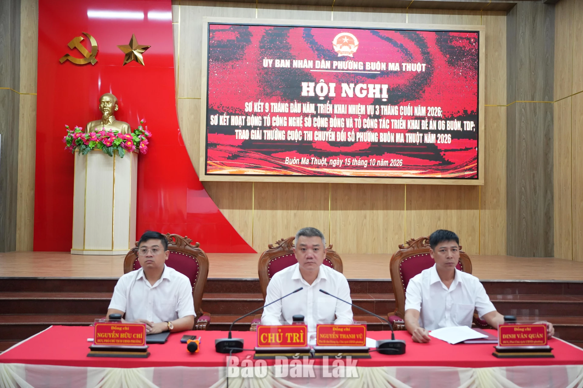 Các đồng chí lãnh đạo UBND phường Buôn Ma Thuột chủ trì hội nghị.