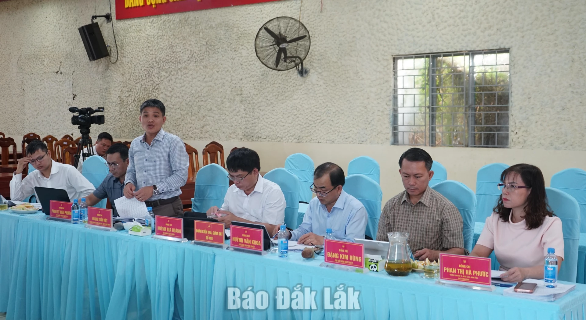 Các thành viên trong đoàn giám sát làm việc với Đảng ủy phường Cư Bao