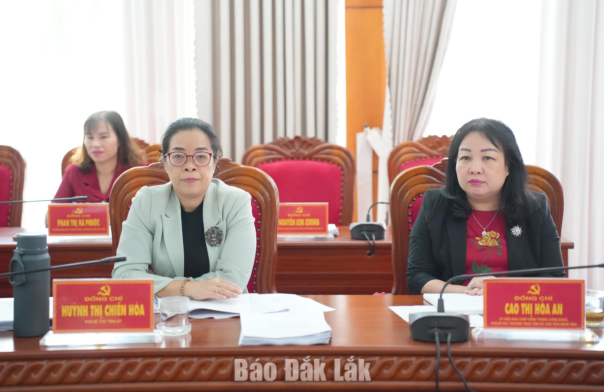 Các đồng chí: Cao Thị Hòa An, Ủy viên Trung ương Đảng, Phó Bí thư Thường trực Tỉnh ủy, Chủ tịch HĐND tỉnh; Huỳnh Thị Chiến Hòa, Phó Bí thư Tỉnh ủy dự hội nghị.