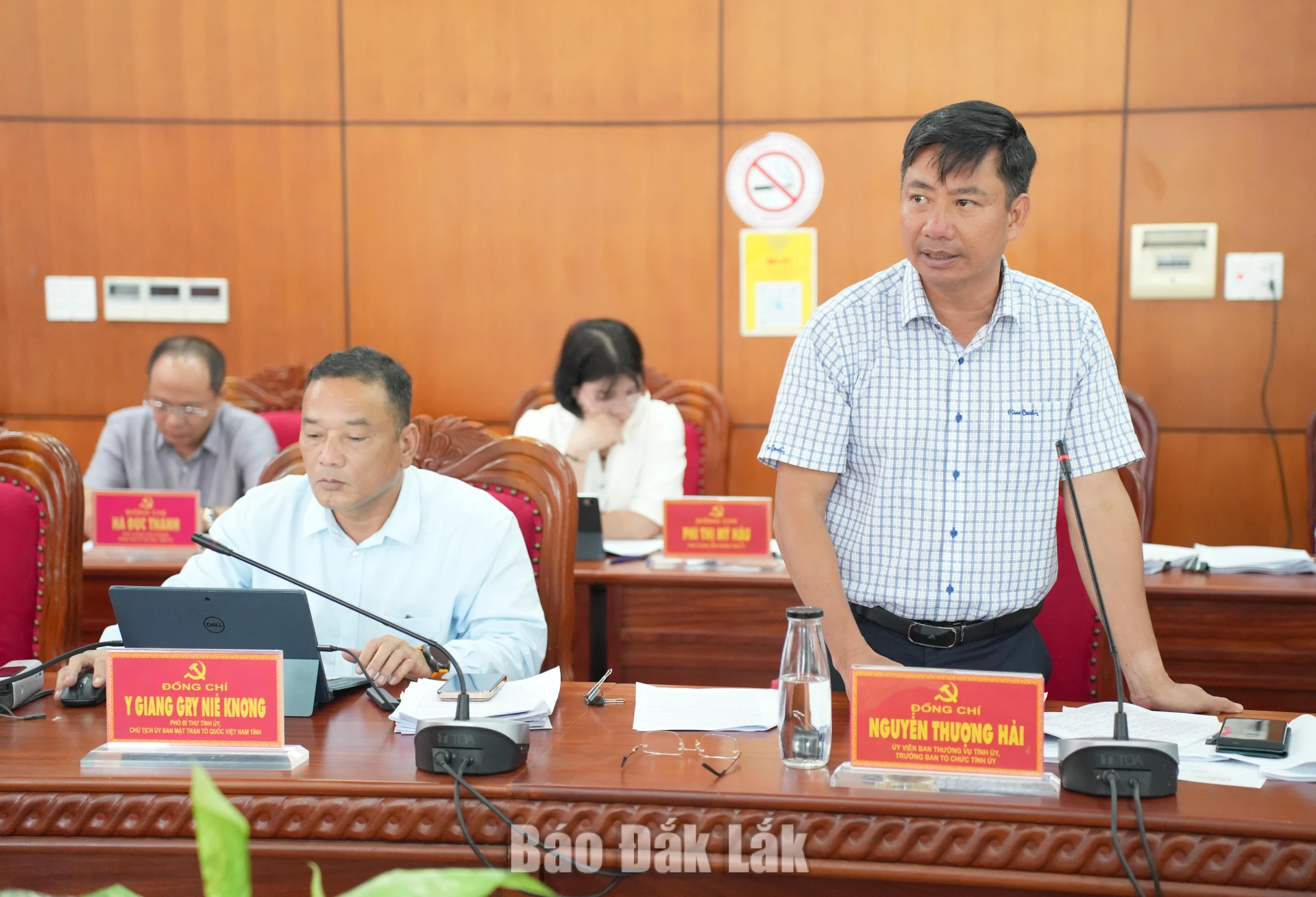 Đồng chí Nguyễn Thượng Hải, Ủy viên Ban Thường vụ Tỉnh ủy, Trưởng Ban Tổ chức Tỉnh ủy phát biểu tại phiên họp.