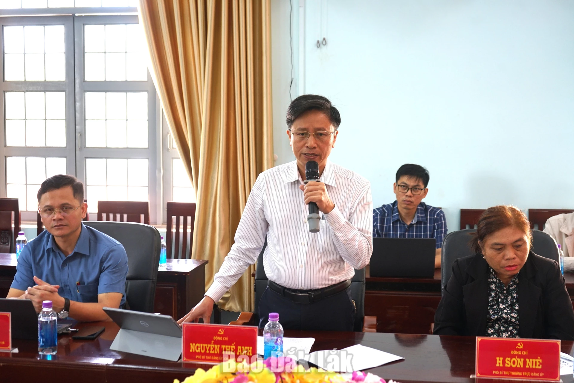 Phó Bí Thư Đảng ủy, Chủ tịch UBND xã Cư Powng Nguyễn Thế Anh thông tin một số nội dung đoàn quan tâm tại buổi làm việc