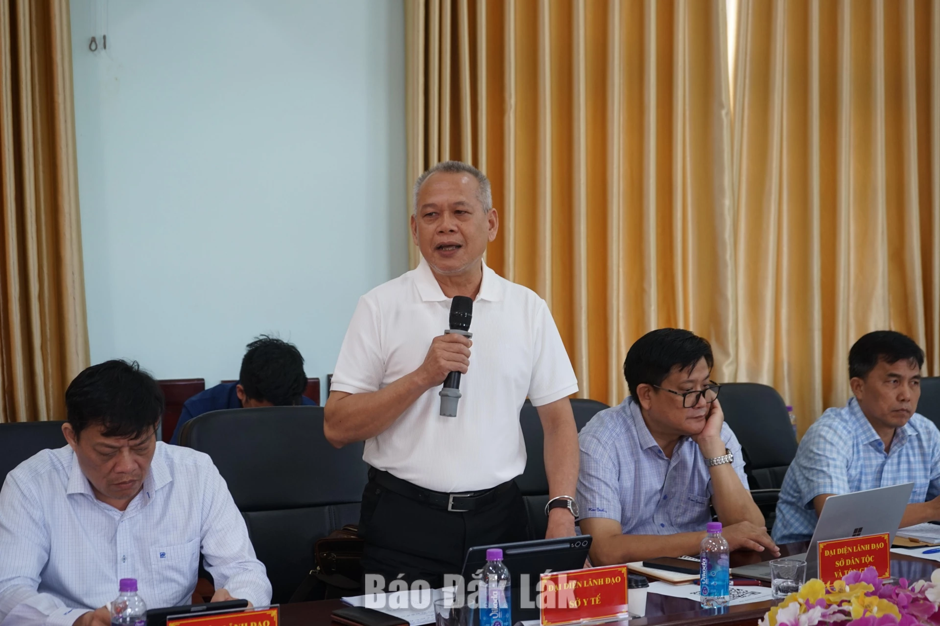 Giám đốc Sở Y tế Nay Phi La trao đổi những thông tin liên quan đến việc chăm sóc sức khỏe cho người dân địa phương