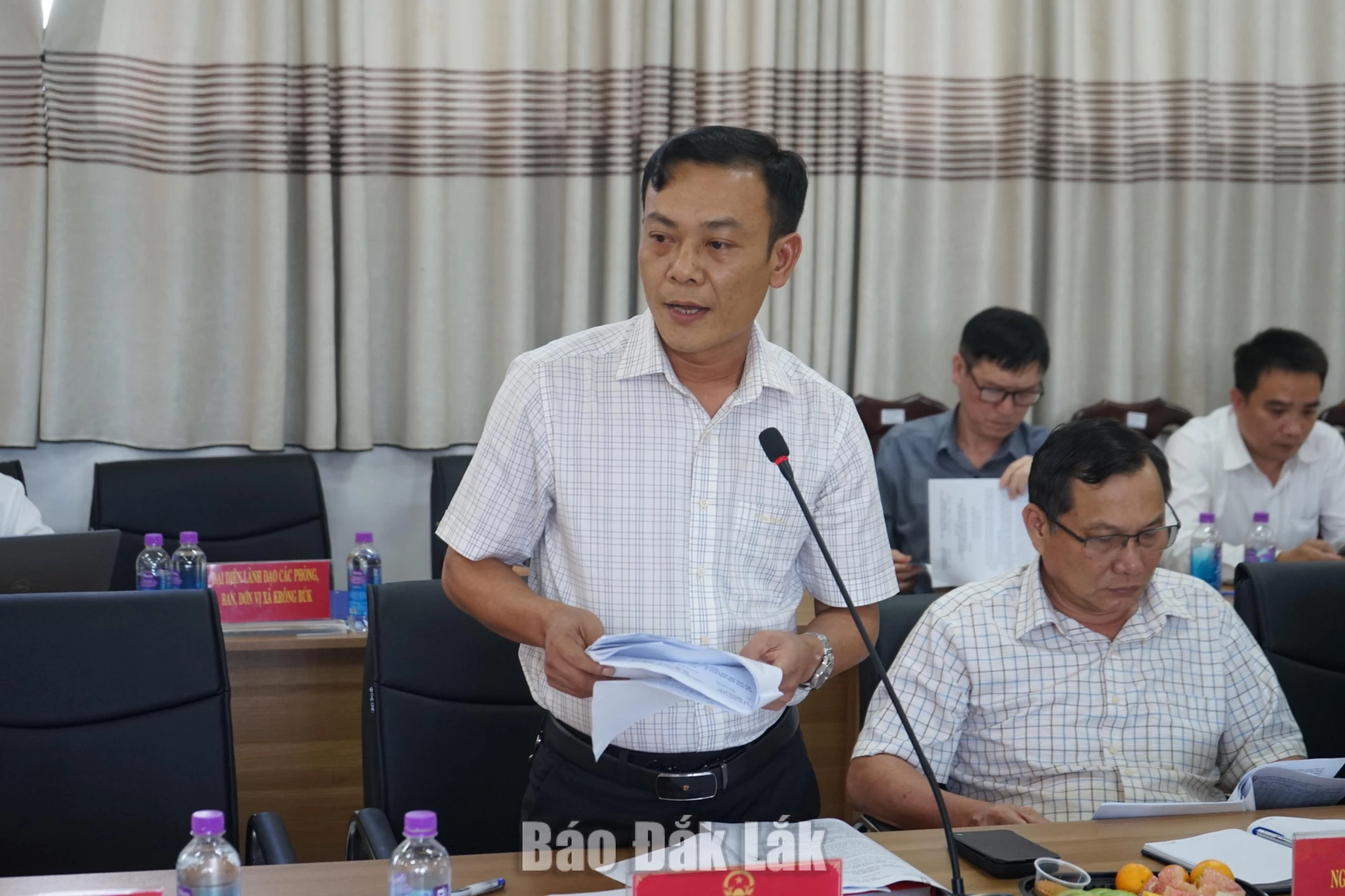 Phó Chủ tịch UBND xã Krông Búk Đàm Đình Oánh báo cáo tình hình kinh tế - xã hội địa phương