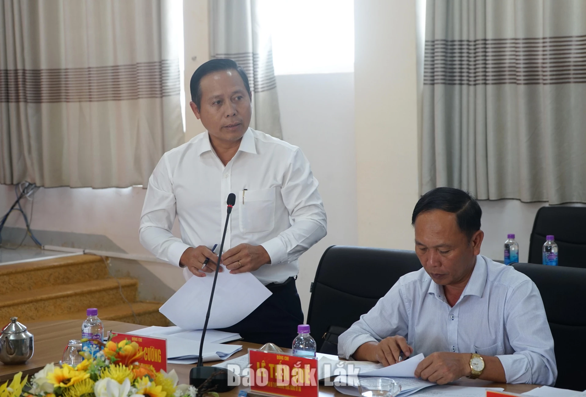 Bí thư Đảng ủy, CHủ tịch HĐND xã Krông Búk Hoàng Kiên Cường trao đổi tại buổi làm việc