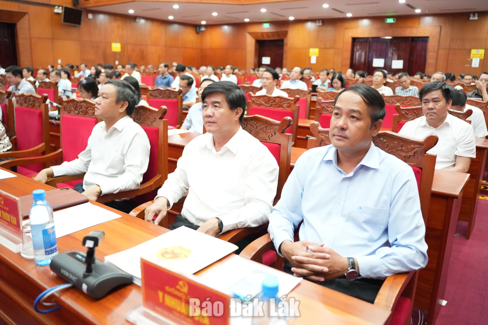 Các đồng chí Phó Chủ tịch UBND tỉnh và các đại biểu dự hội nghị.