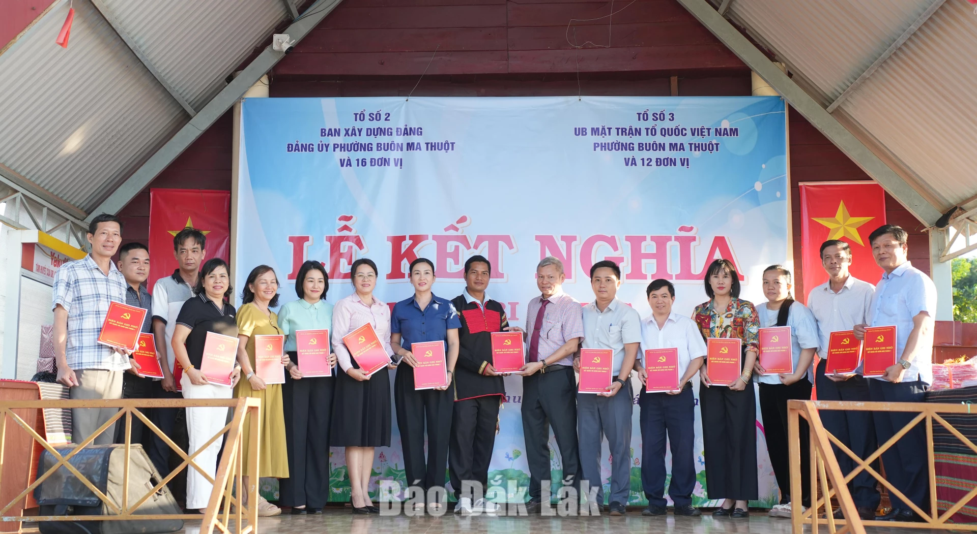 Các đơn vị của Tổ kết nghĩa số 2 trao biên bản ghi nhớ cho buôn Dhă Prong 1.