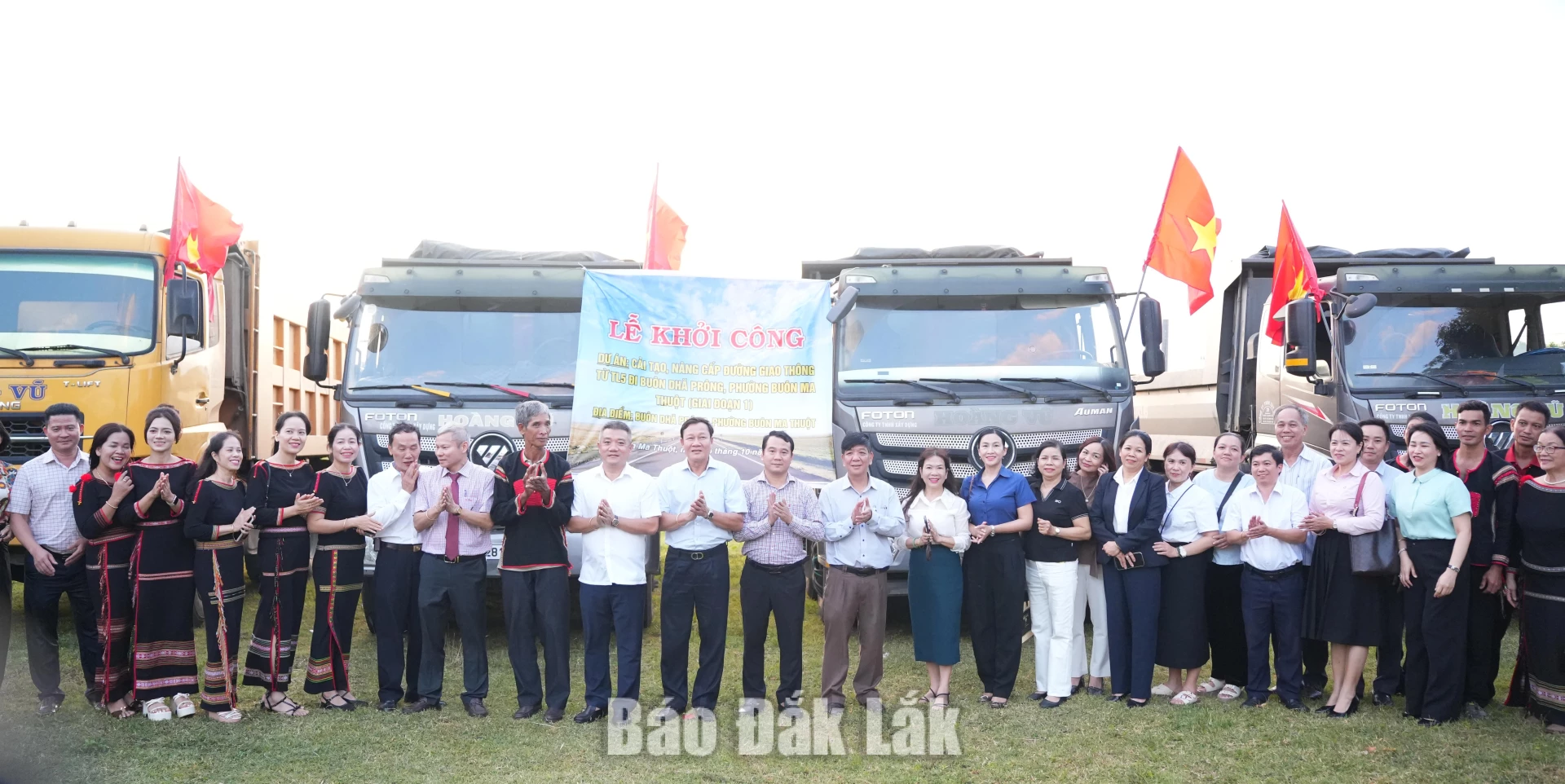 Các đại biểu phường Buôn Ma Thuột tổ chức khởi công Dự án cải tạo, nâng cấp đường giao thông từ Tỉnh lộ 5 đi buôn Dhă Prông, giai đoạn 1.