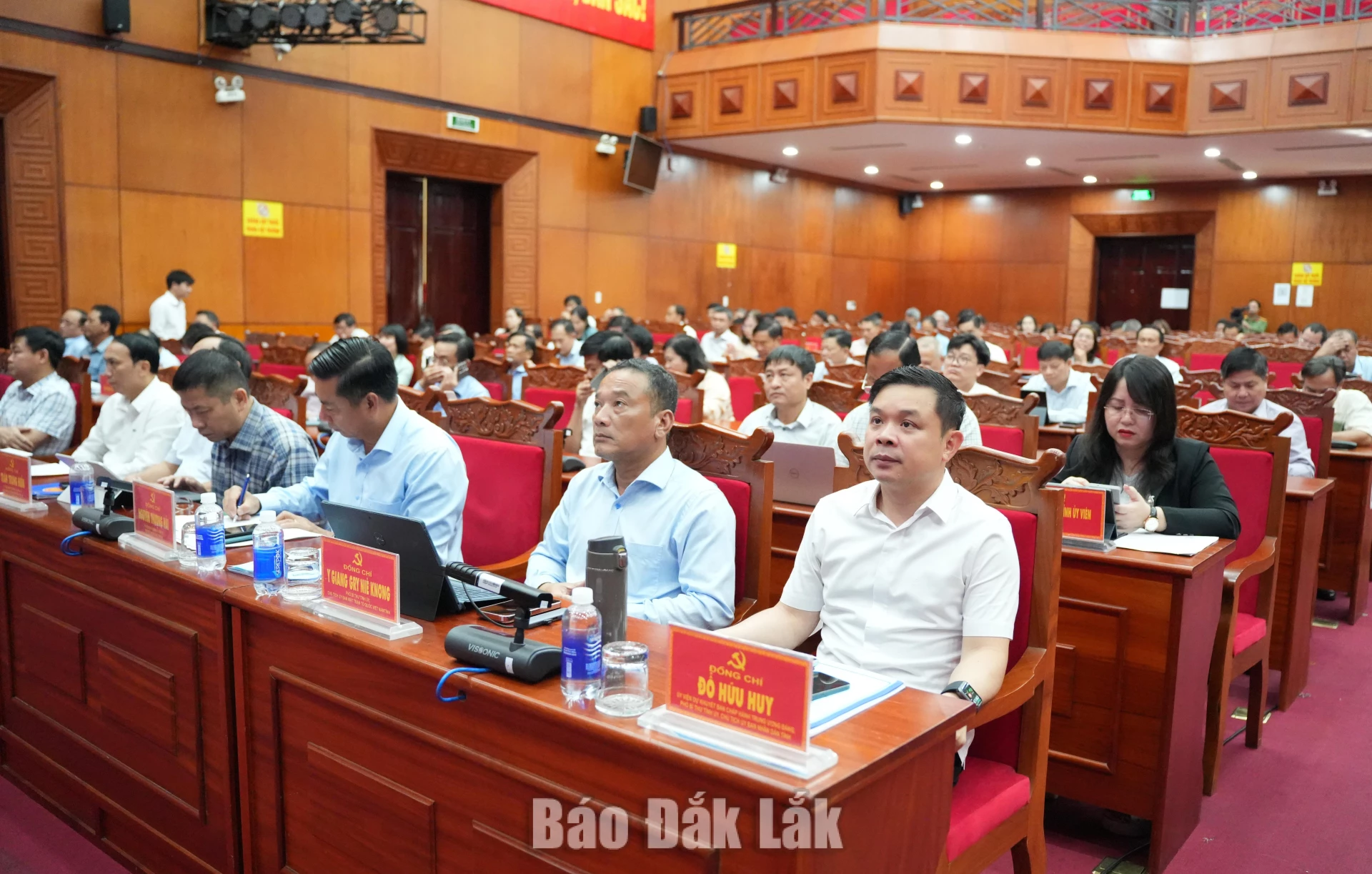 Các đồng chí Thường trực Tỉnh ủy và các đại biểu dự hội nghị.