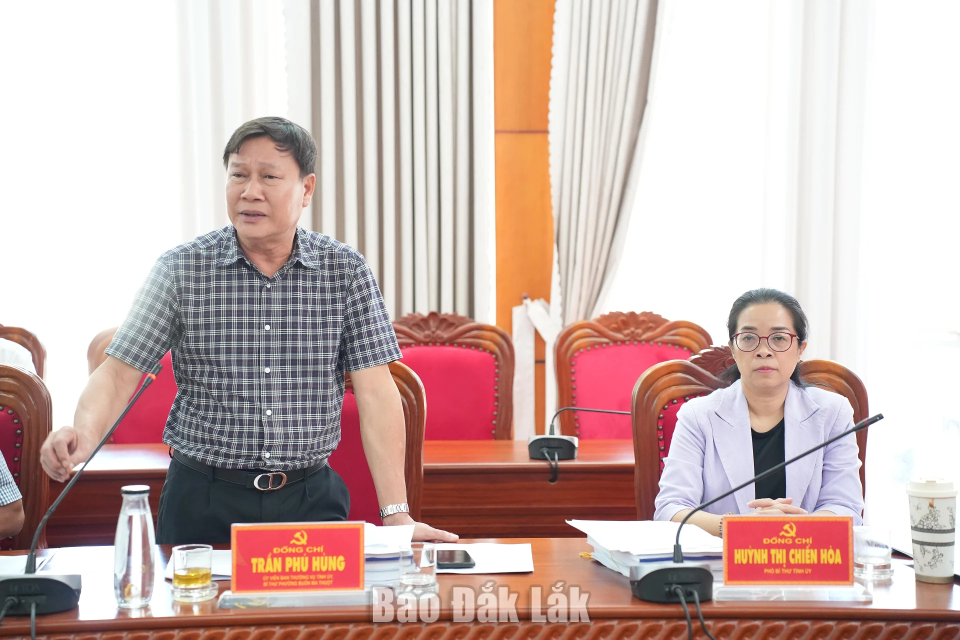 Đồng chí Trần Phú Hùng, Ủy viên Ban Thường vụ Tỉnh ủy, Bí thư Đảng ủy, Chủ tịch HĐND phường Buôn Ma Thuột phát biểu tại hội nghị.