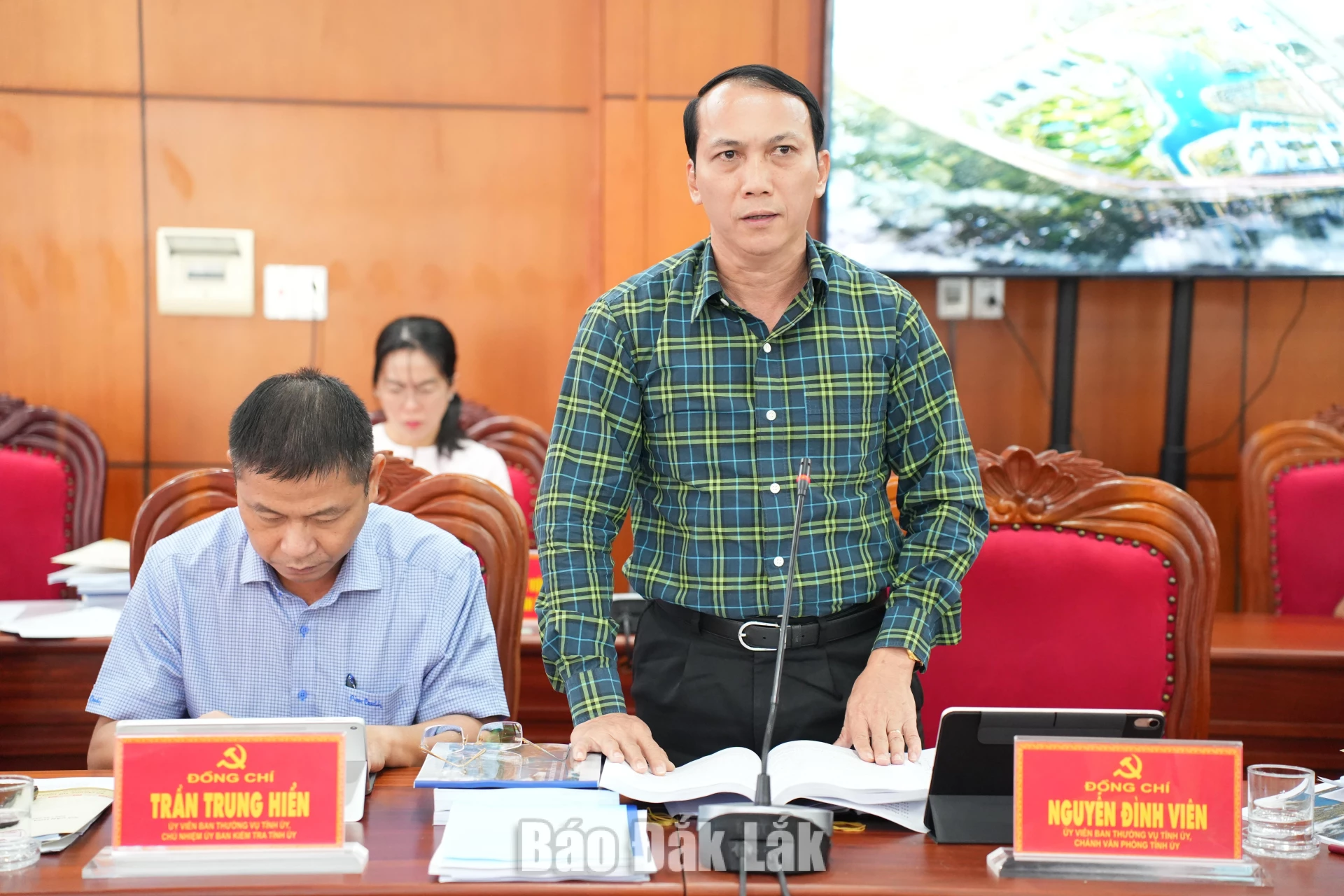 Đồng chí Nguyễn Đình Viên, Ủy viên Ban Thường vụ Tỉnh ủy, Chánh Văn phòng Tỉnh ủy phát biểu tại hội nghị.
