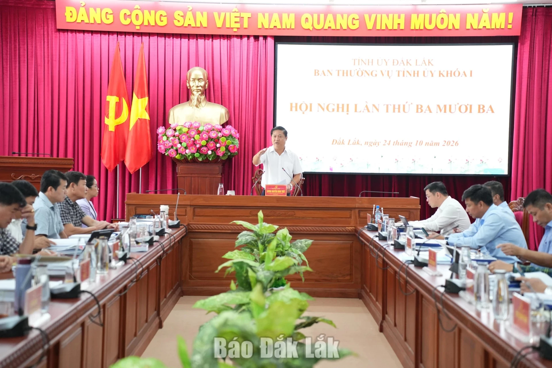 Comrade Luong Nguyen Minh Triet, Member of the Party Central Committee, Secretary of the Provincial Party Committee and Head of the Provincial National Assembly Delegation, chairing the meeting.