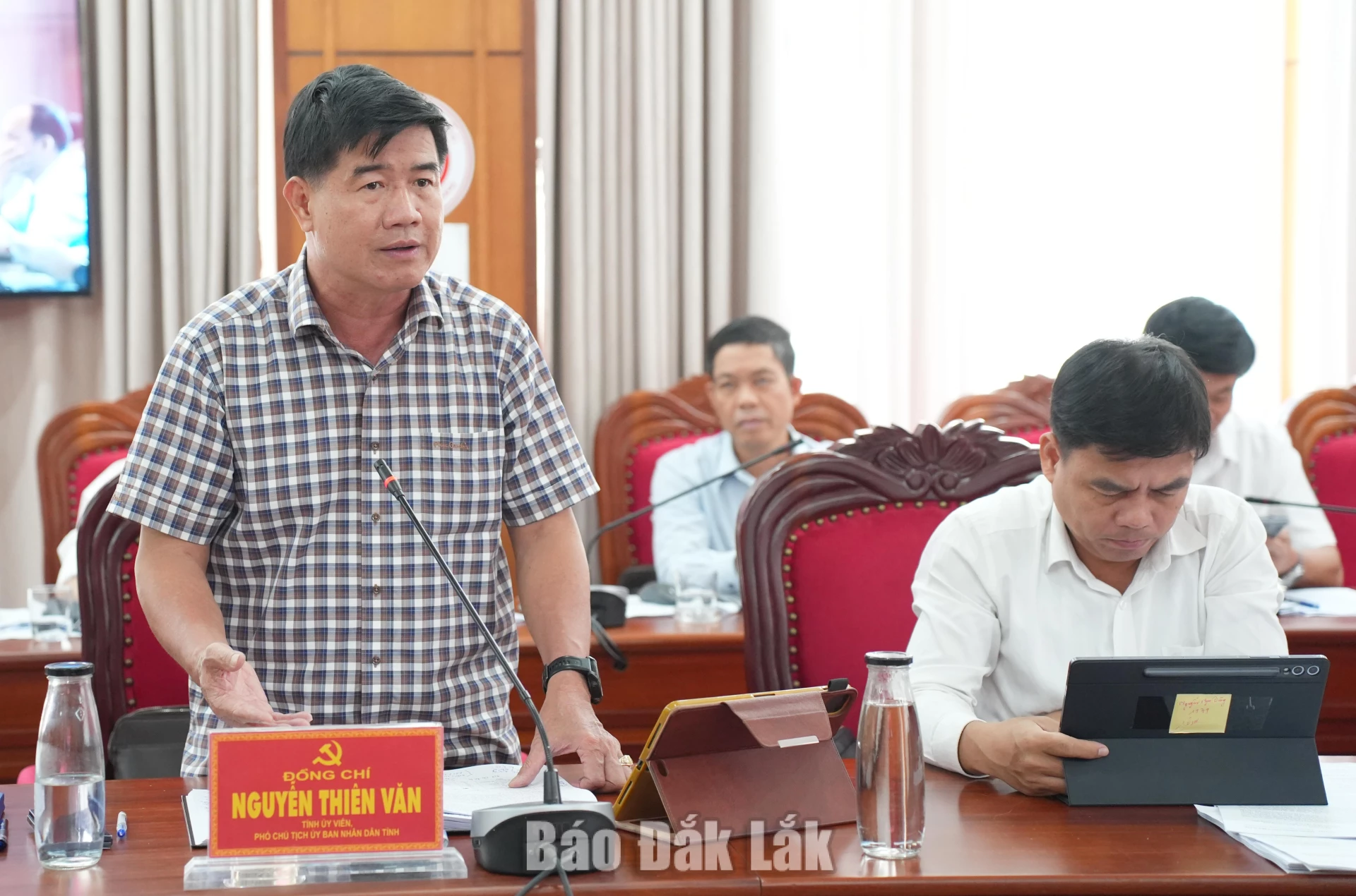 Phó Chủ tịch UBND tỉnh Nguyễn Thiên Văn phát biểu tại hội nghị.