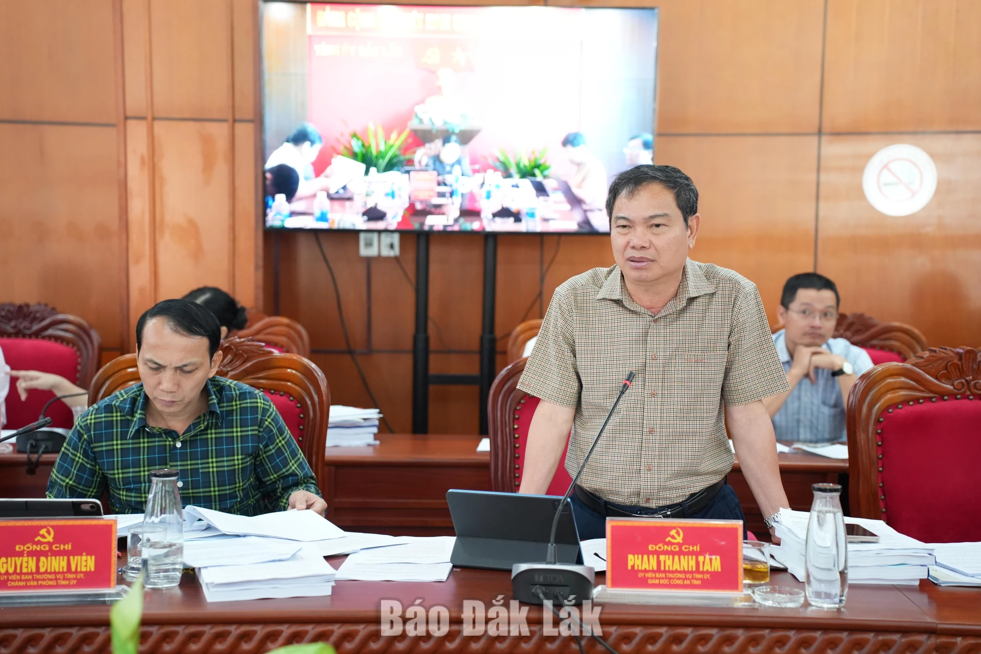 Đồng chí Phan Thanh Tám, Ủy viên Ban Thường vụ Tỉnh ủy, Giám đốc Công an tỉnh phát biểu tại hội nghị.
