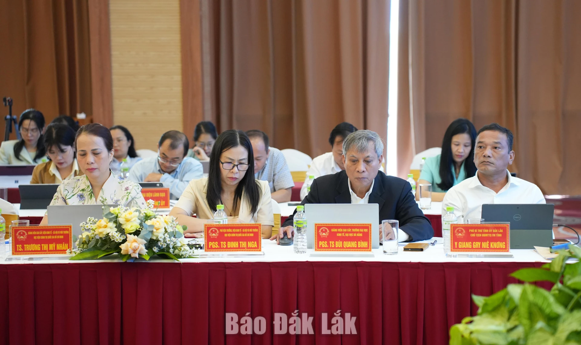 Các đại biểu dự hội nghị.