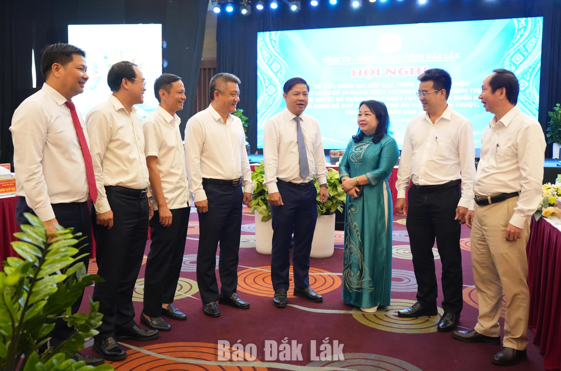 Các đồng chí: Lương Nguyễn Minh Triết, Ủy viên Trung ương Đảng, Bí thư Tỉnh ủy, Trưởng Đoàn ĐBQH tỉnh; Cao Thị Hòa An, Ủy viên Trung ương Đảng, Phó Bí thư Thường trực Tỉnh ủy, Chủ tịch HĐND tỉnh trao đổi với lãnh đạo sở, ngành và các địa phương thuộc đô thị Buôn Ma Thuột.