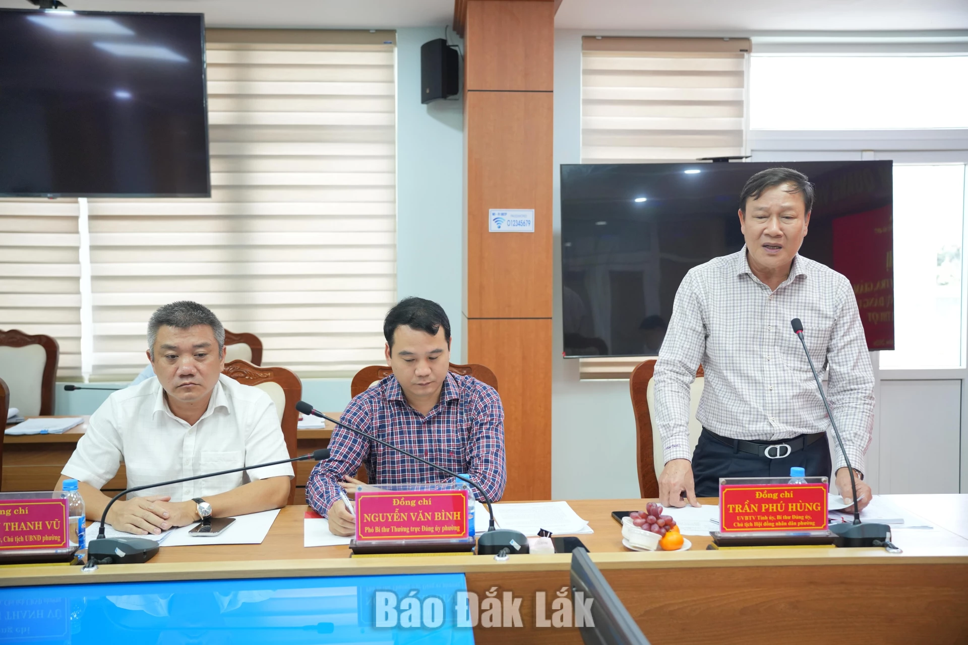 Đồng chí Nguyễn Phú Hùng, Ủy viên Ban Thường vụ Tỉnh ủy, Bí thư Đảng ủy, Chủ tịch HĐND phường Buôn Ma Thuột phát biểu tại hội nghị.