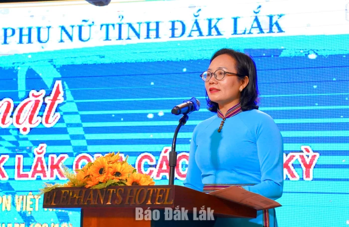 Chủ tịch Hội LHPN tỉnh Nguyễn Thị Hồng Thái ôn lại truyền thống vẻ vang của Hội Liên hiệp Phụ nữ Việt Nam và phong trào phụ nữ tỉnh Đắk Lắk.