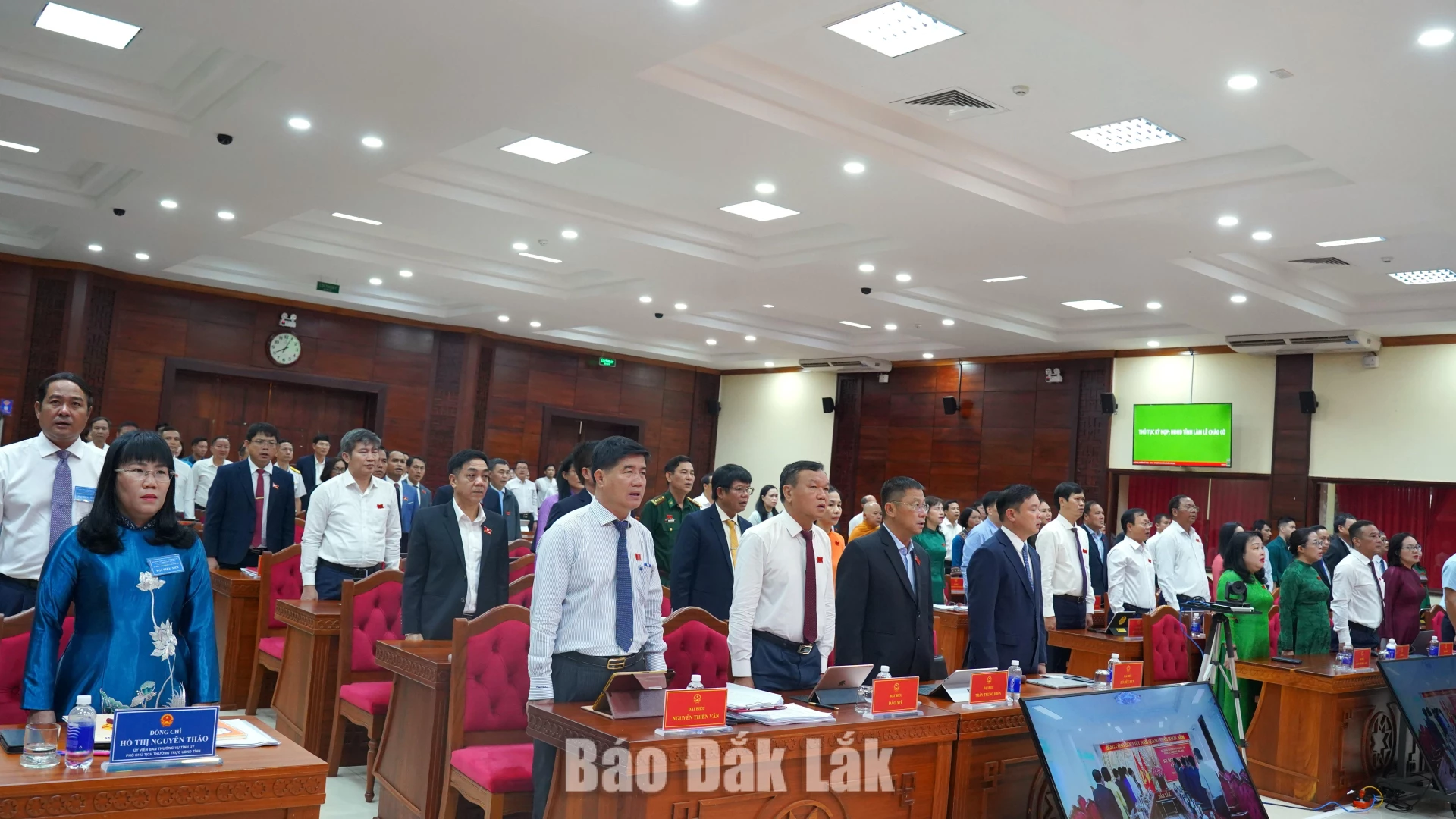 Các đại biểu làm Lễ chào cờ. Ảnh: Vạn Tiếp