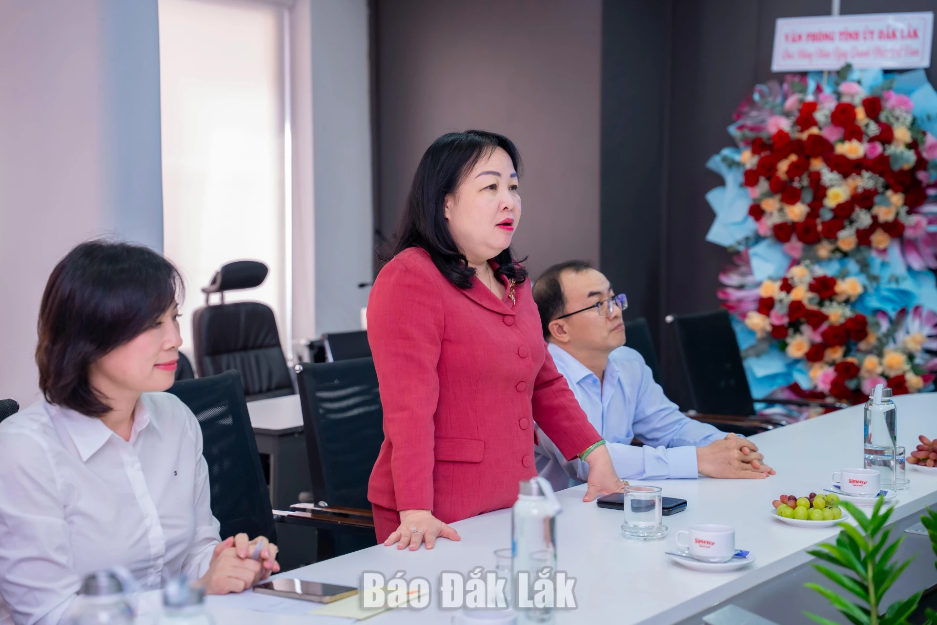 Đồng chí Cao Thị Hòa An, Ủy viên Trung ương Đảng, Phó Bí thư Thường trực Tỉnh ủy, Chủ tịch HĐND tỉnh chúc mừng lãnh đạo và tập thể người lao động công ty nhân Ngày Doanh nhân Việt Nam.