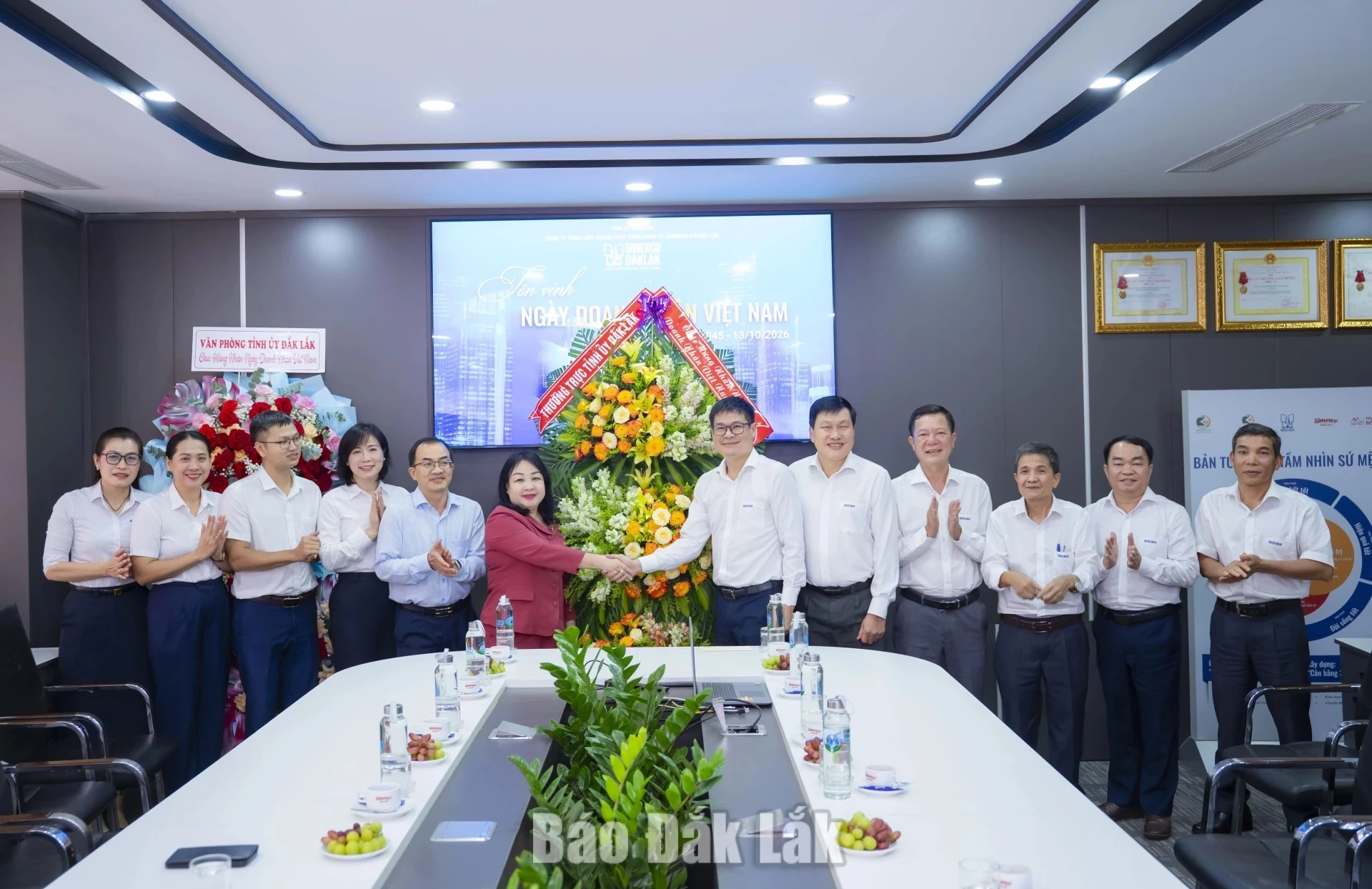 Comrade Cao Thi Hoa An presenting flowers and gifts to congratulate the leadership together with staff of Simexco DakLak.