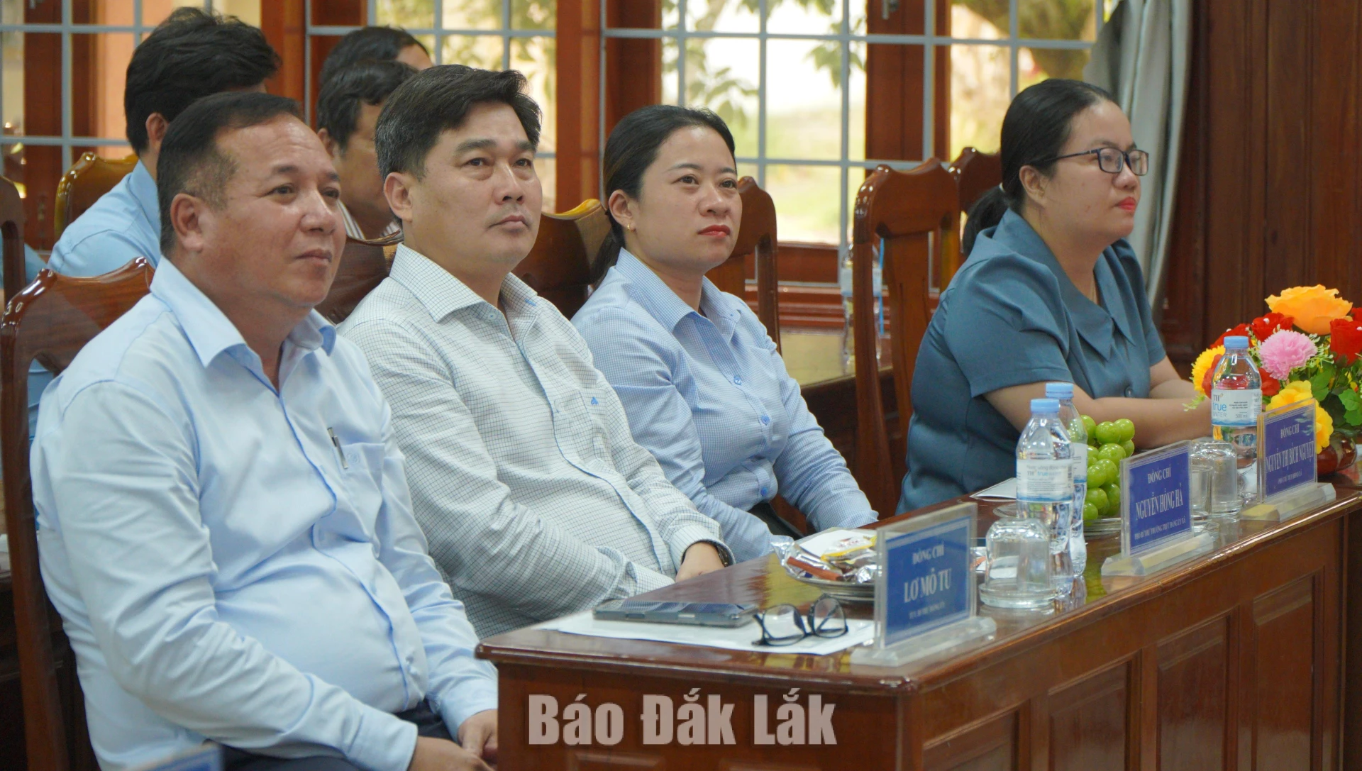 Lãnh đạo xã Sơn Hòa lắng nghe ý kiến của các doanh nghiệp tại cuộc gặp