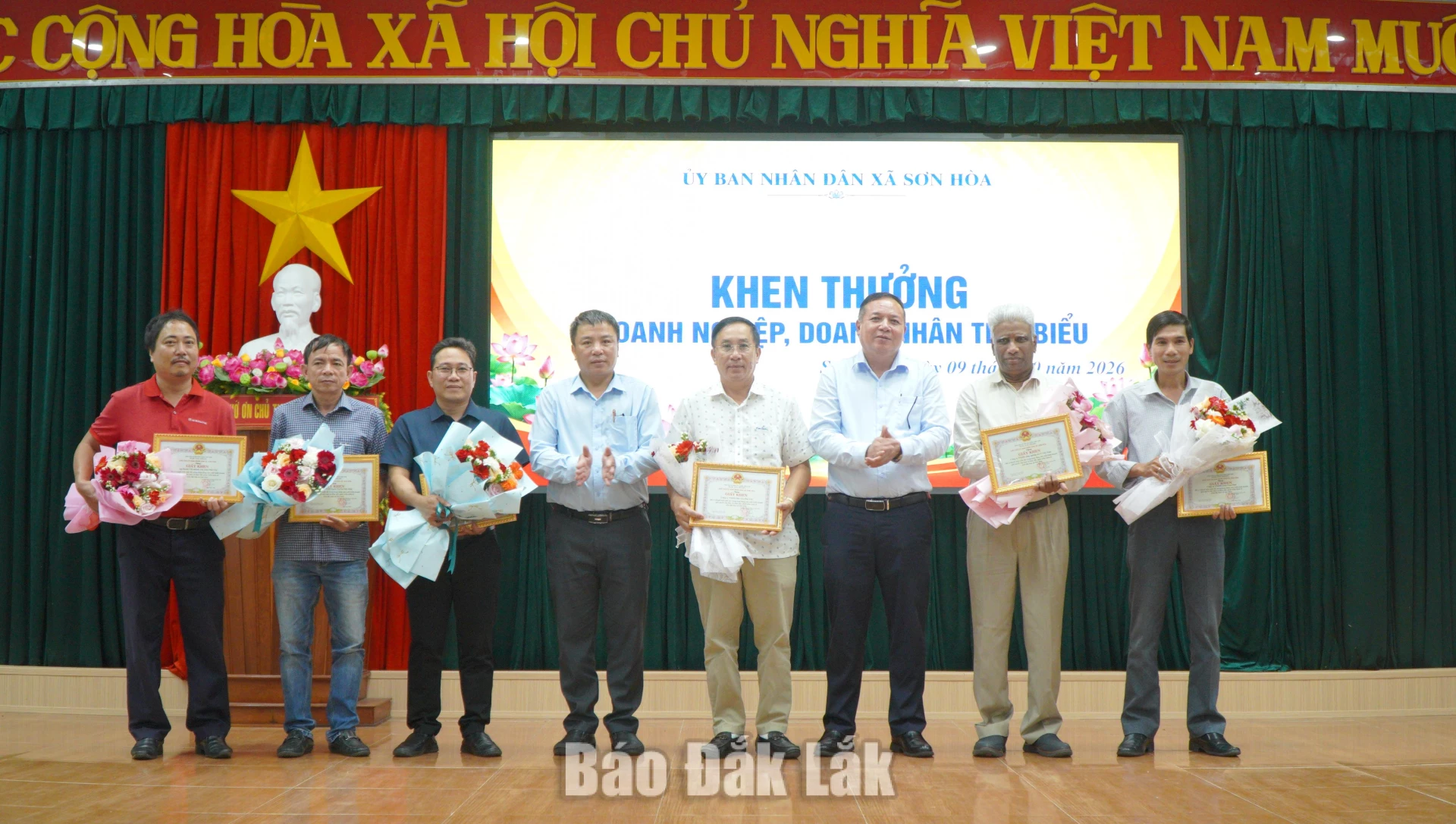 Xã Sơn Hòa khen thưởng cho các doanh nghiệp hoạt động hiệu quả, tích cực đóng góp kinh tế, xã hội cho địa phương.
