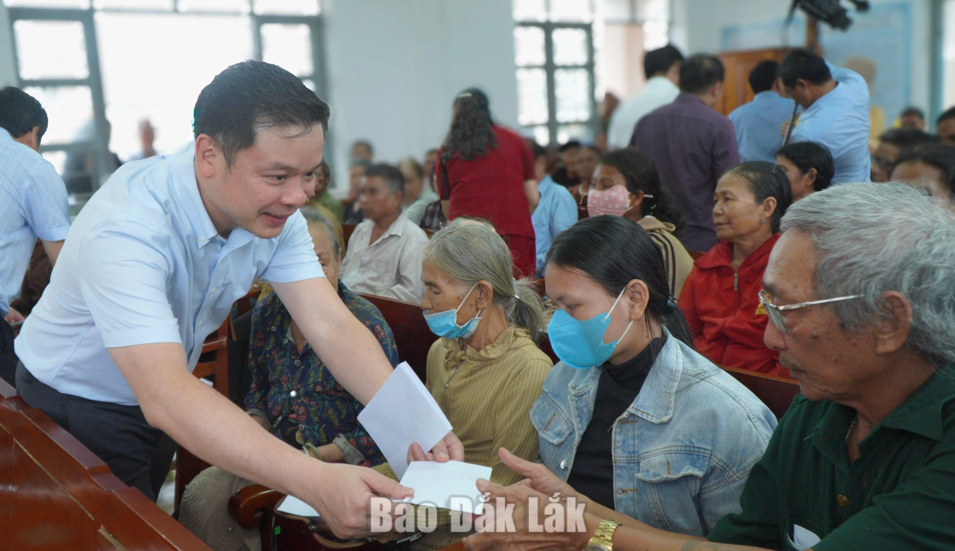 Đồng chí Đỗ Hữu Huy tặng quà cho các gia đình chính sách, hộ nghèo trên địa bàn xã Ea Ly
