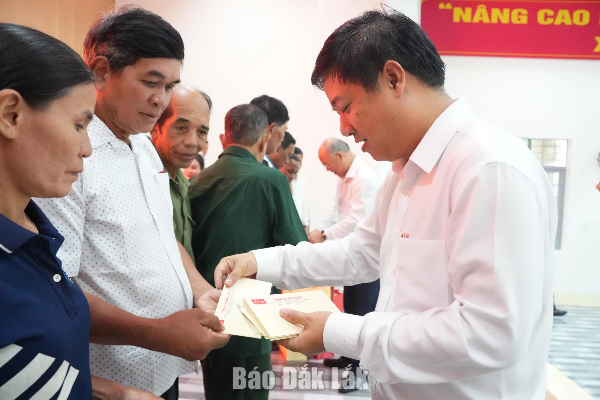 Đồng chí Lương Nguyễn Minh Triết, Ủy viên Trung ương Đảng, Bí thư Tỉnh ủy, Trường Đoàn ĐBQH tỉnh tặng quà cho người dân có hoàn cảnh khó khăn buôn Dur, xã Dur Kmăl.