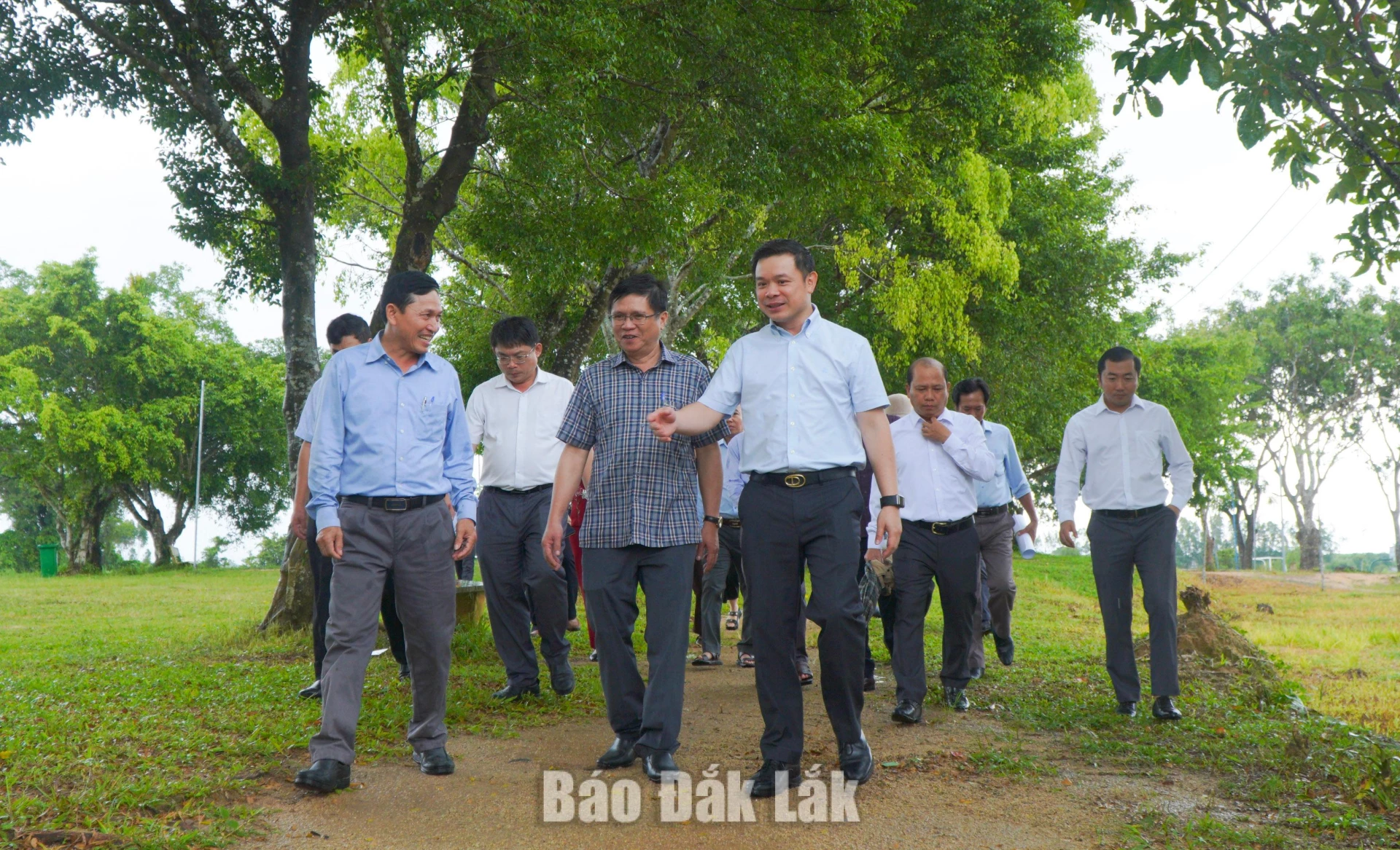 Đồng chí Đỗ Hữu Huy và đoàn công tác kiểm tra công tác quy hoạch trước khi triển khai đầu tư xây dựng tại xã Ea Ly.