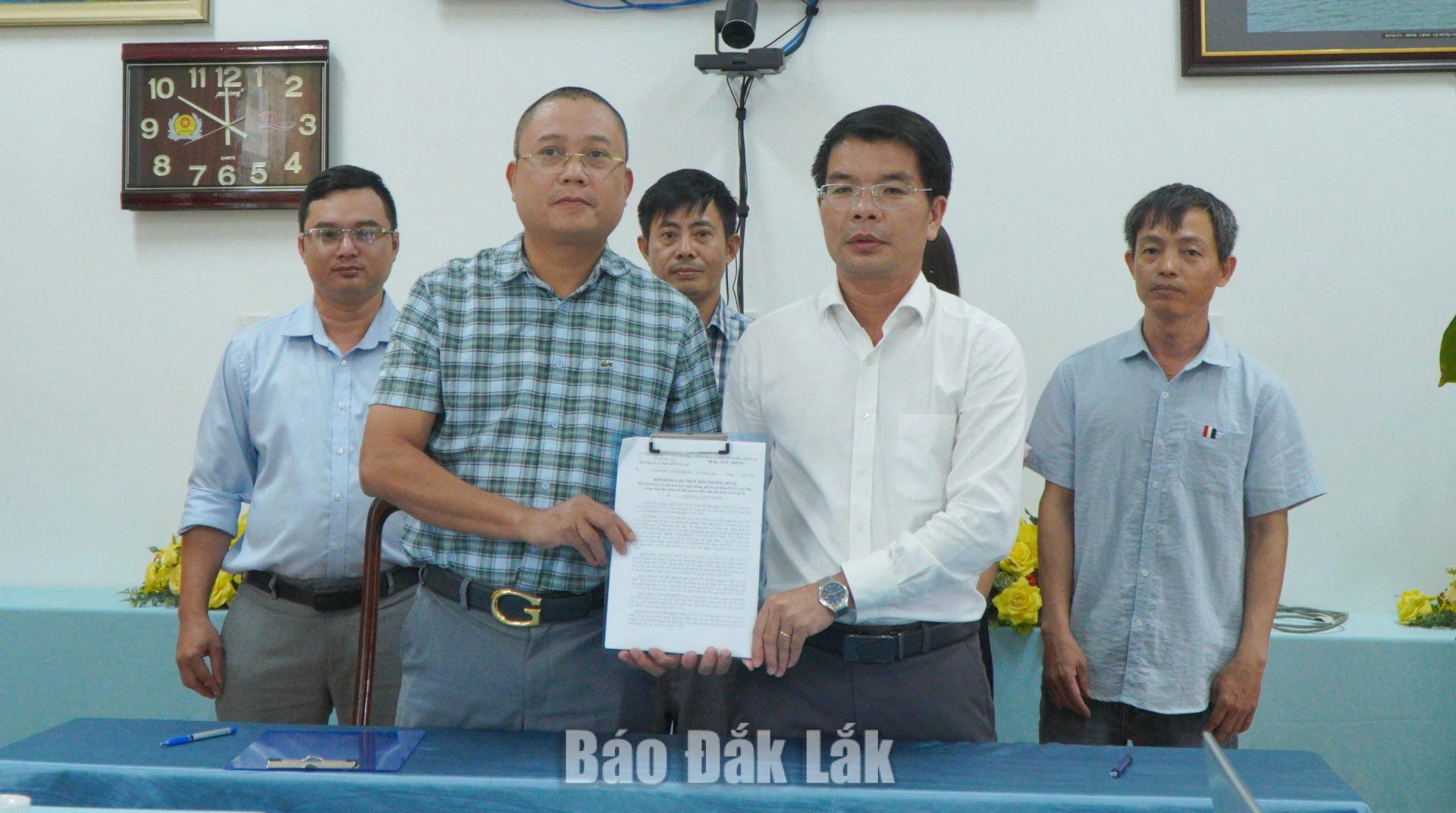 Đại diện Công ty Cổ phần MBG Lạc Xanh Phú Yên và Vườn Quốc gia kýkết hợp tác phát triển du lịch sinh thái. 