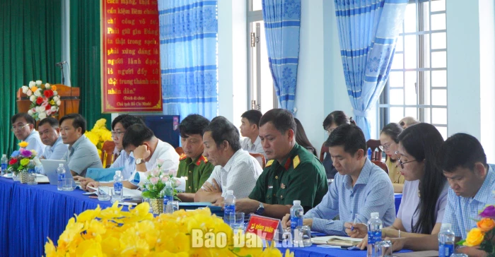 Các địa phương làm việc với đoàn công tác.