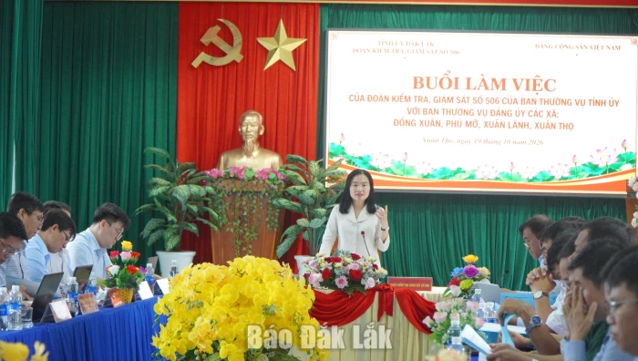 Đồng chí Đinh Thị Thu Thanh làm việc với Ban Thường vụ Đảng ủy các xã.