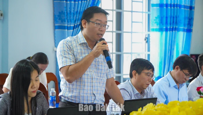 Thành viên của đoàn kiểm tra ý kiến tại buổi làm việc.
