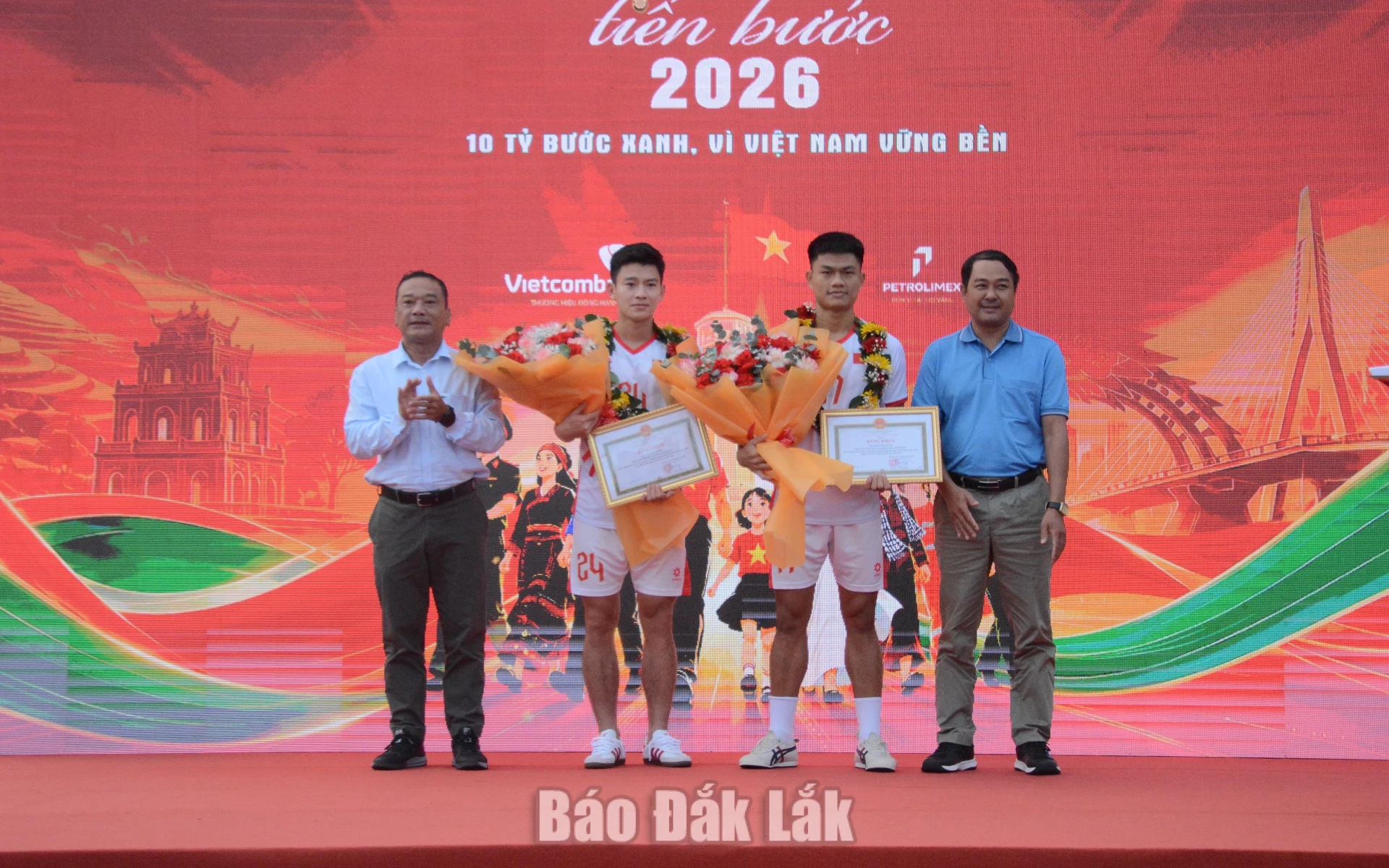 Phạm Gia Hưng và Phan Tuấn Tài (thứ hai và thứ ba từ phải sang) - hai cầu thủ của Đắk Lắk, là các phương án thay thế nhân sự trong đội tuyển bóng đá nam Việt Nam. 