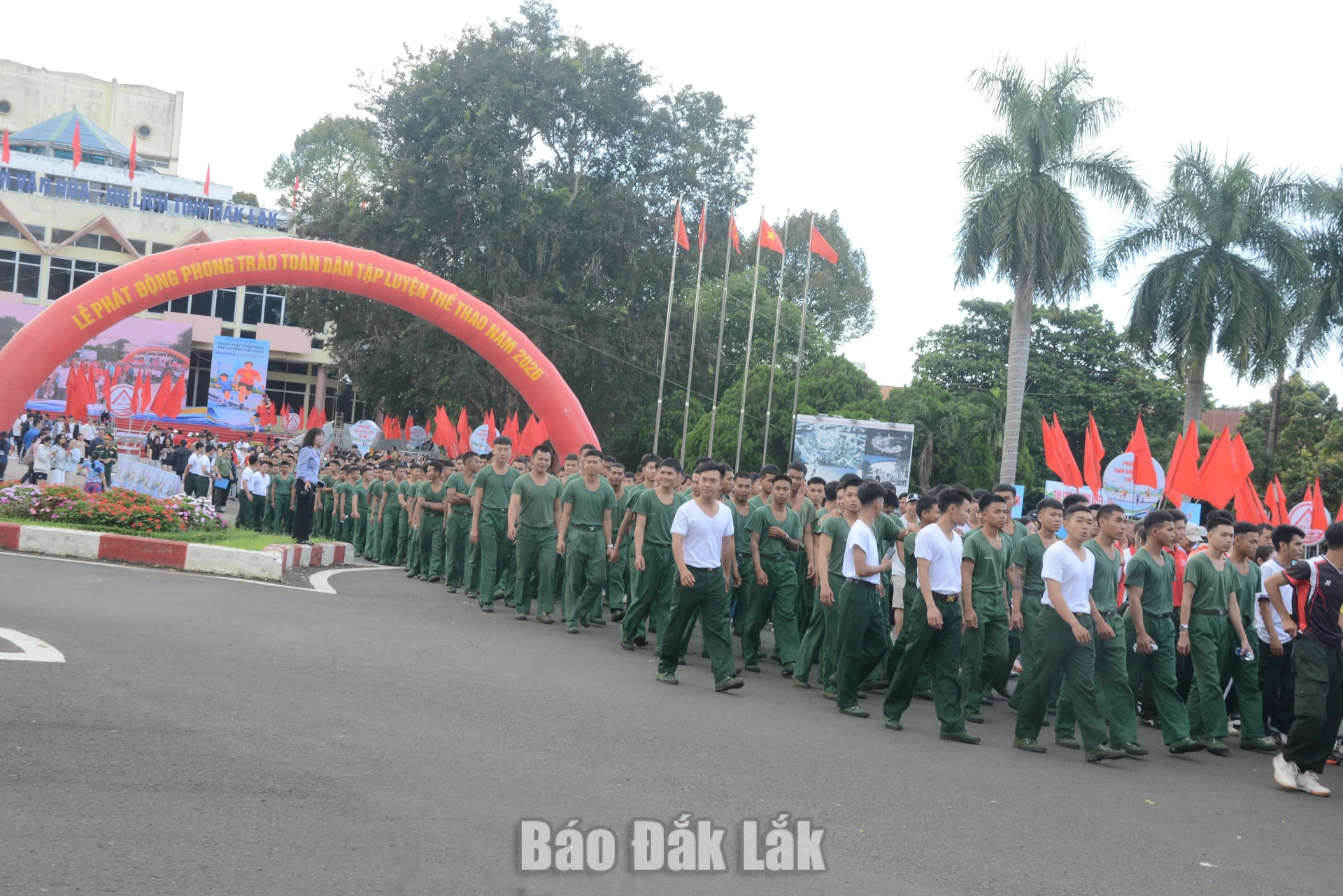 Chiến sĩ lực lượng vũ trang tham gia chương trình.