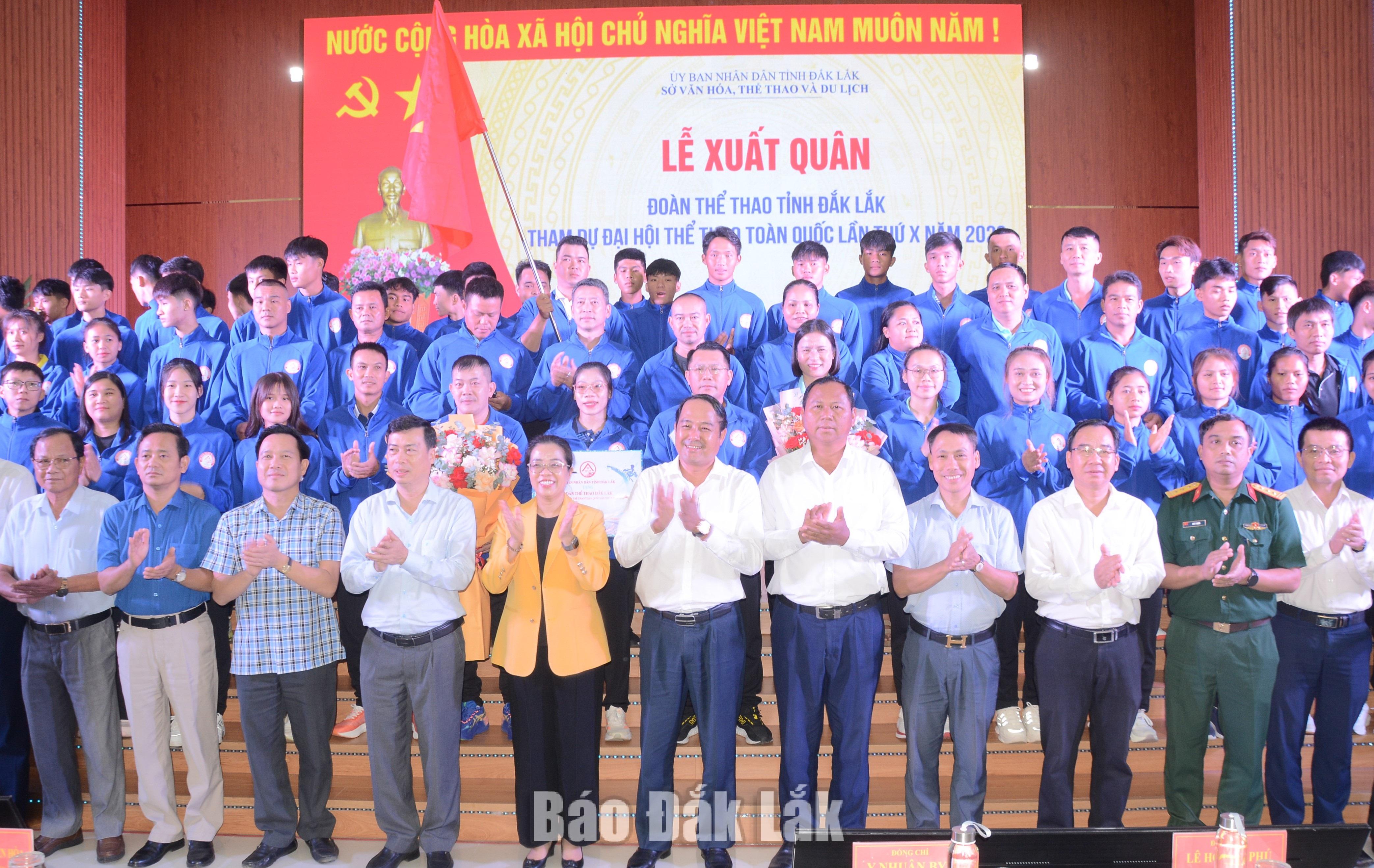 Các đồng chí lãnh đạo tỉnh, cán bộ, huấn luyện viên, vận động viên Đoàn thể thao tỉnh Đắk Lắk dự Đại hội chụp ảnh lưu niệm.