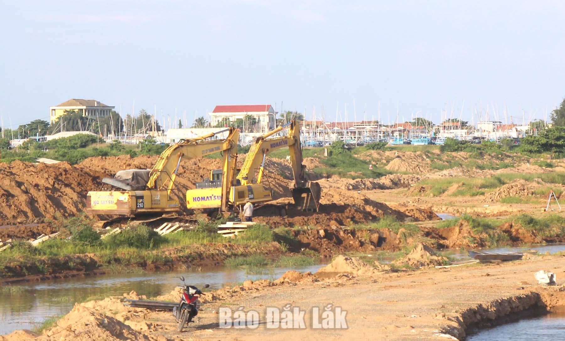 Thi công Dự án hạ tầng kỹ thuật khu dân cư phía Nam thuộc Khu đô thị mới Nam TP Tuy Hòa. Ảnh: N.Thanh