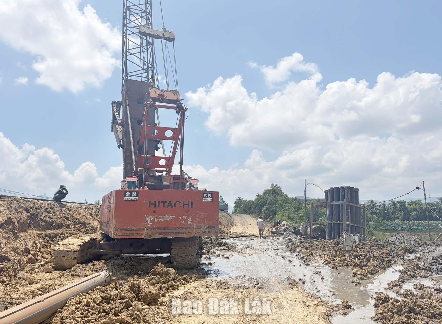 Thi công đường sắt đoạn qua xã Hòa Xuân ảnh hưởng đến việc đi lại của người dân.