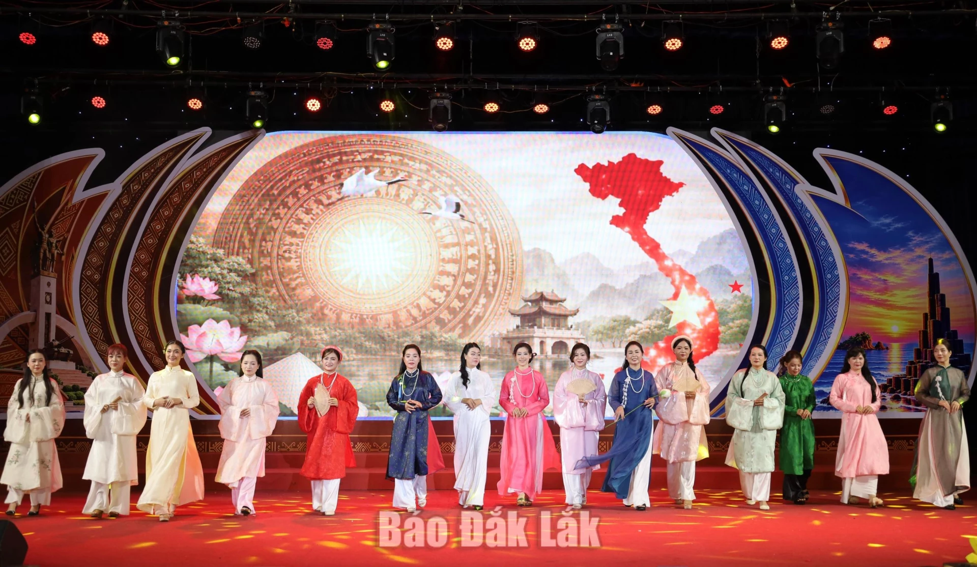 Áo dài Việt Nam khoe sắc qua những thiết kế đa dạng, tôn vinh vẻ đẹp duyên dáng của người phụ nữ.